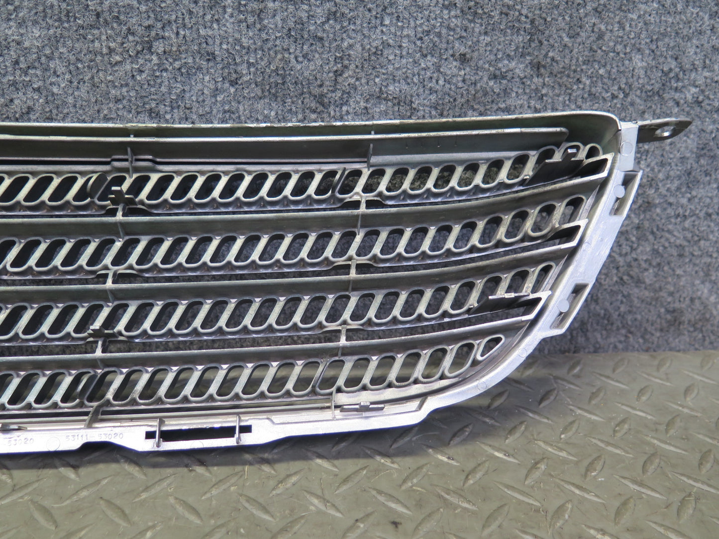 01-05 Lexus JCE10L IS300 Front Hood Chrome Grille w Emblem 53100-53020 OEM