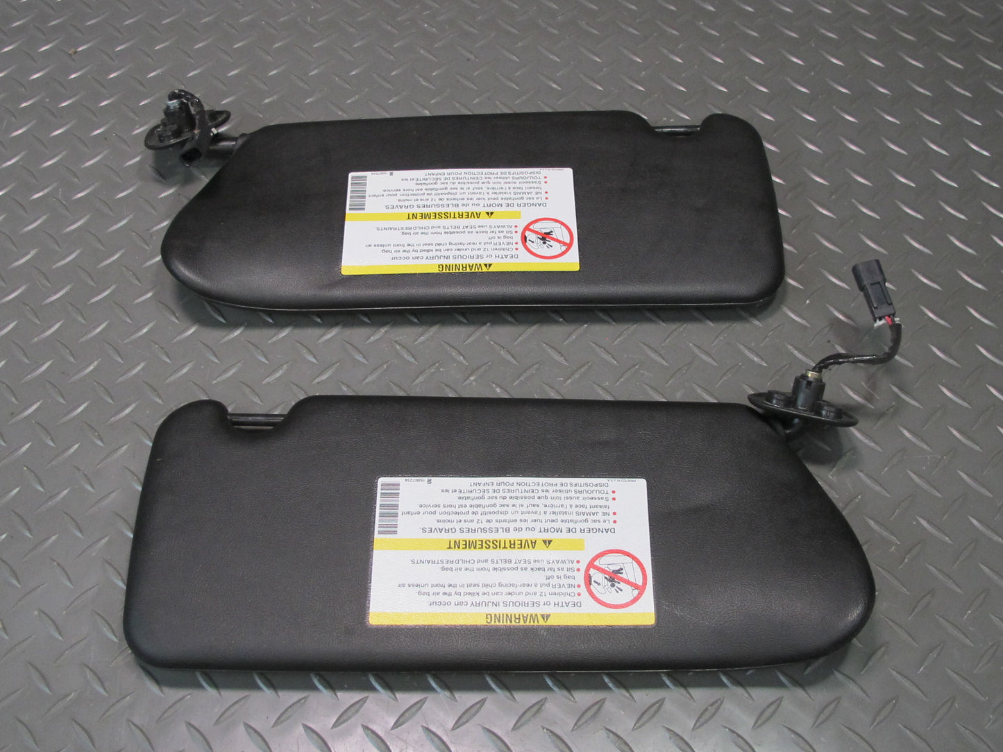 03-06 Chevrolet SSR Set of 2 Front Left & Right Sun Visor Black OEM