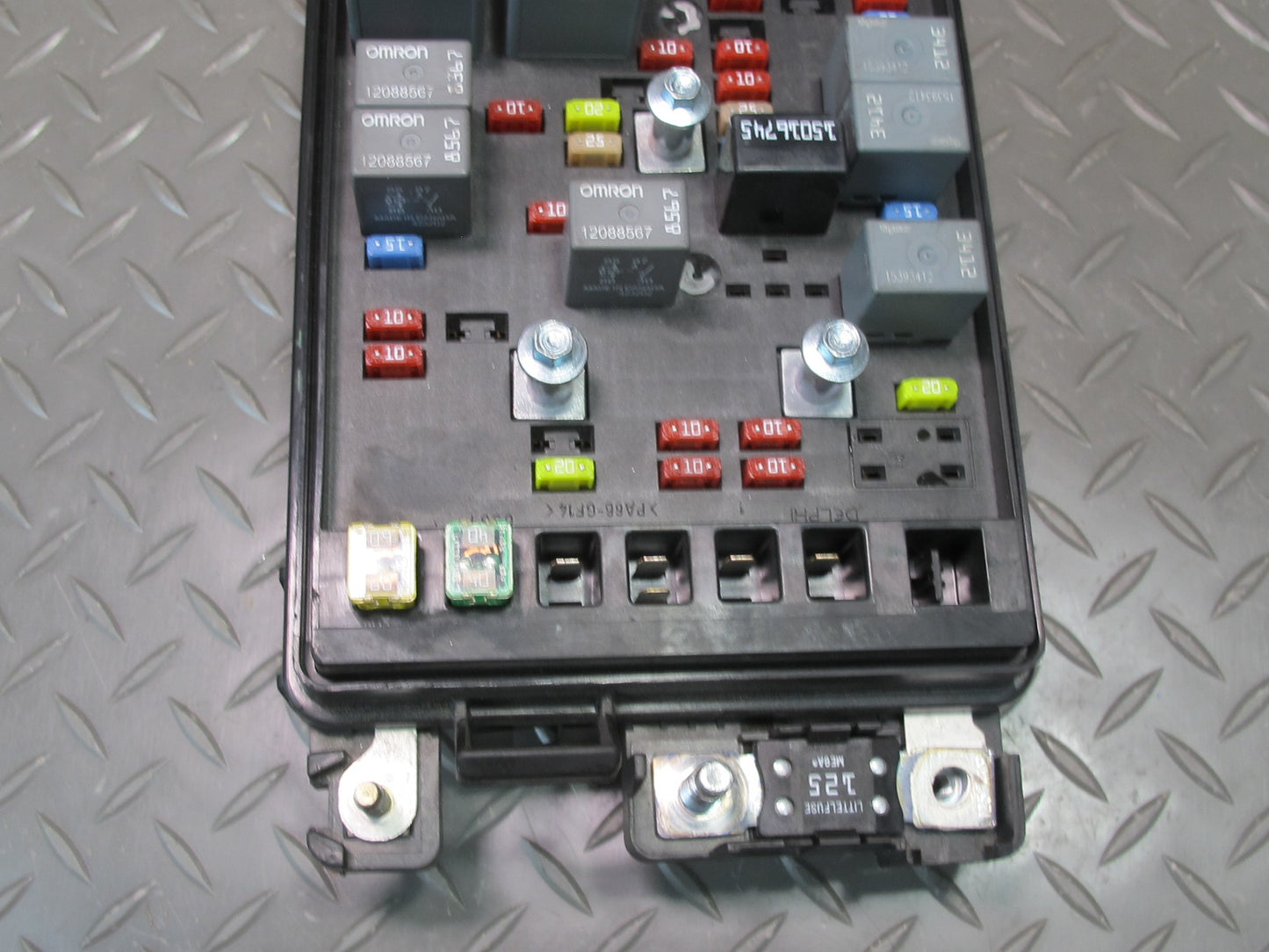 05-06 Chevrolet SSR 6.0L LS2 A/T Engine Bay Relay Fuse Box OEM