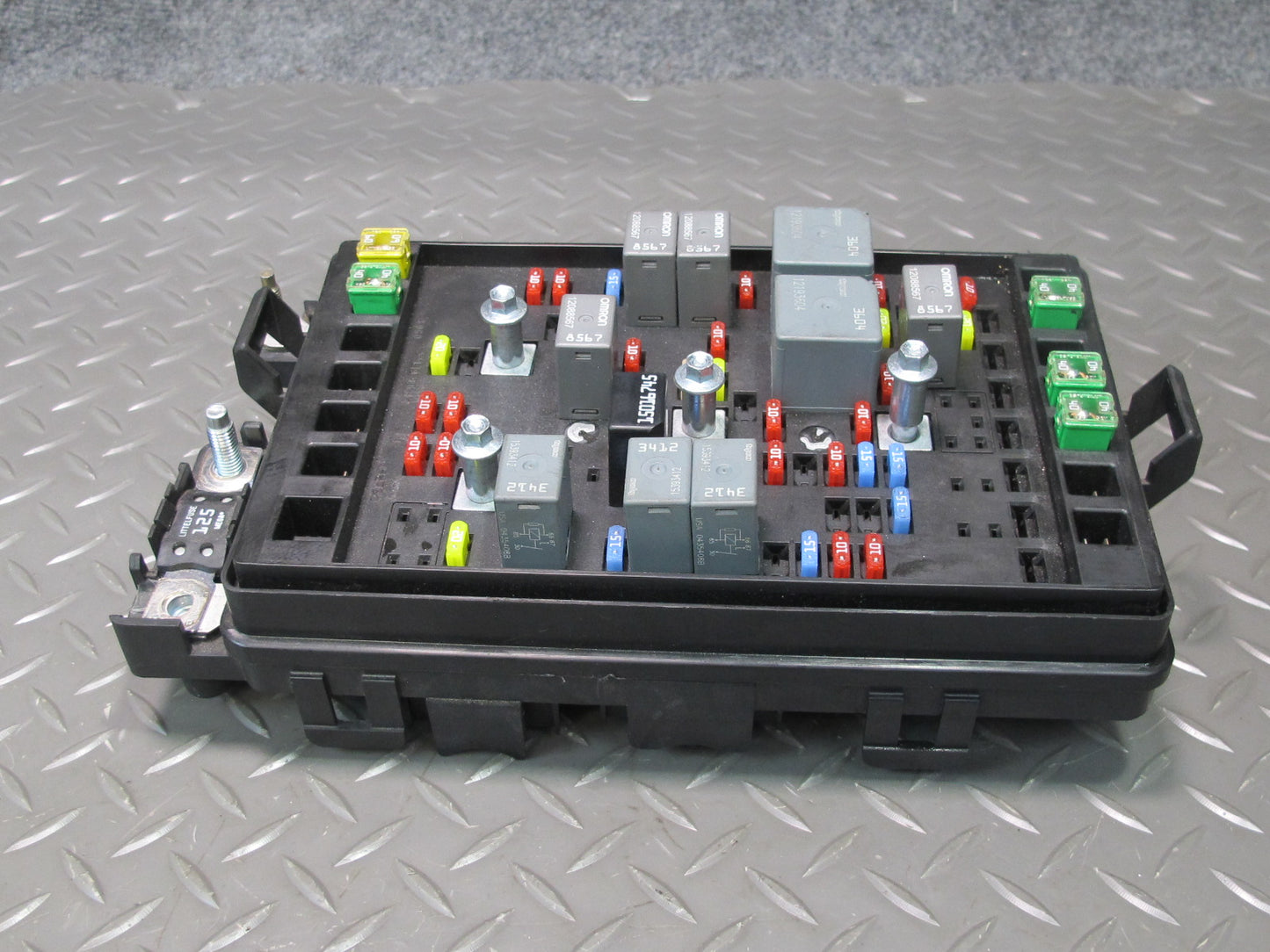 05-06 Chevrolet SSR 6.0L LS2 A/T Engine Bay Relay Fuse Box OEM