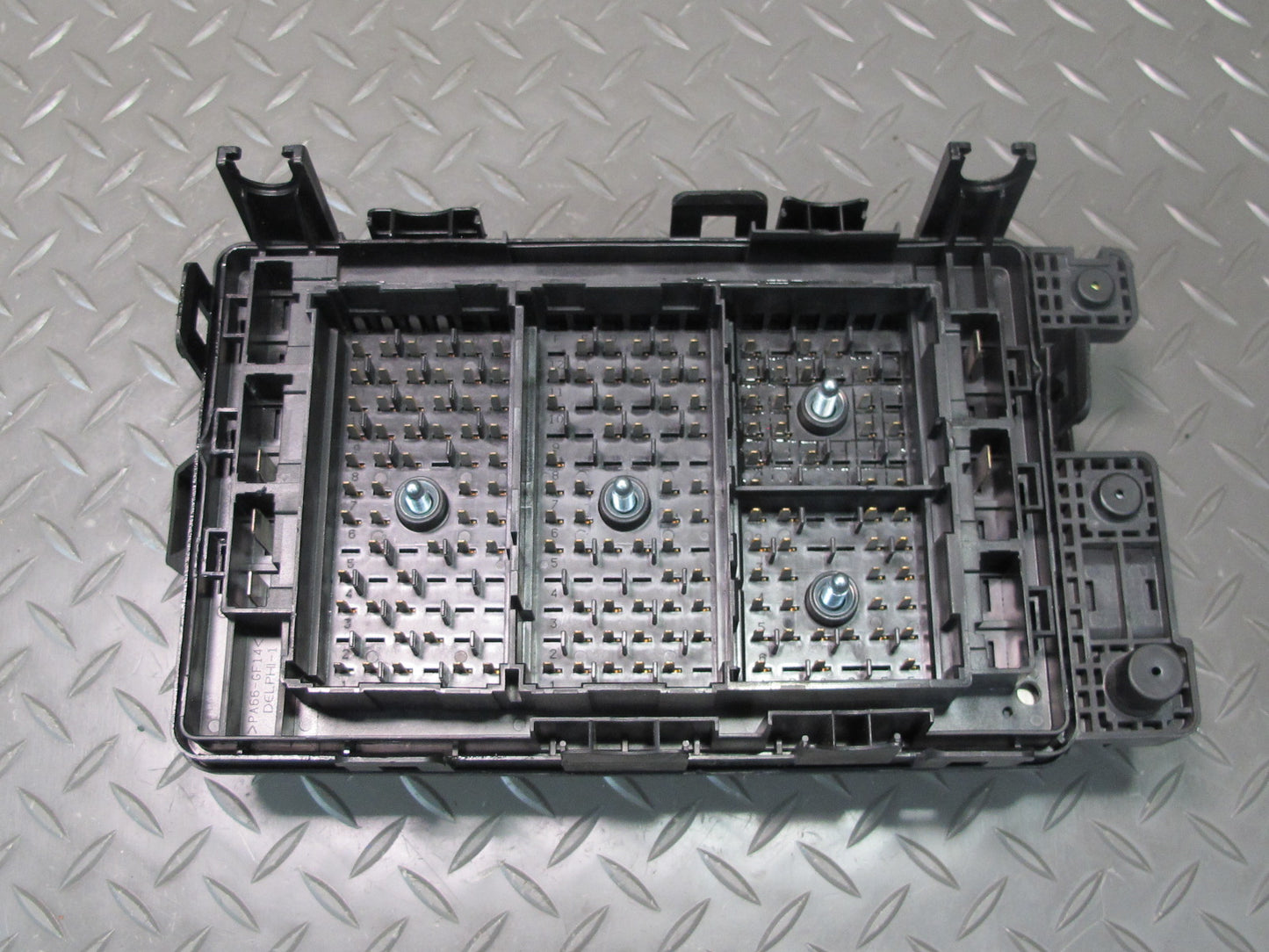 05-06 Chevrolet SSR 6.0L LS2 A/T Engine Bay Relay Fuse Box OEM