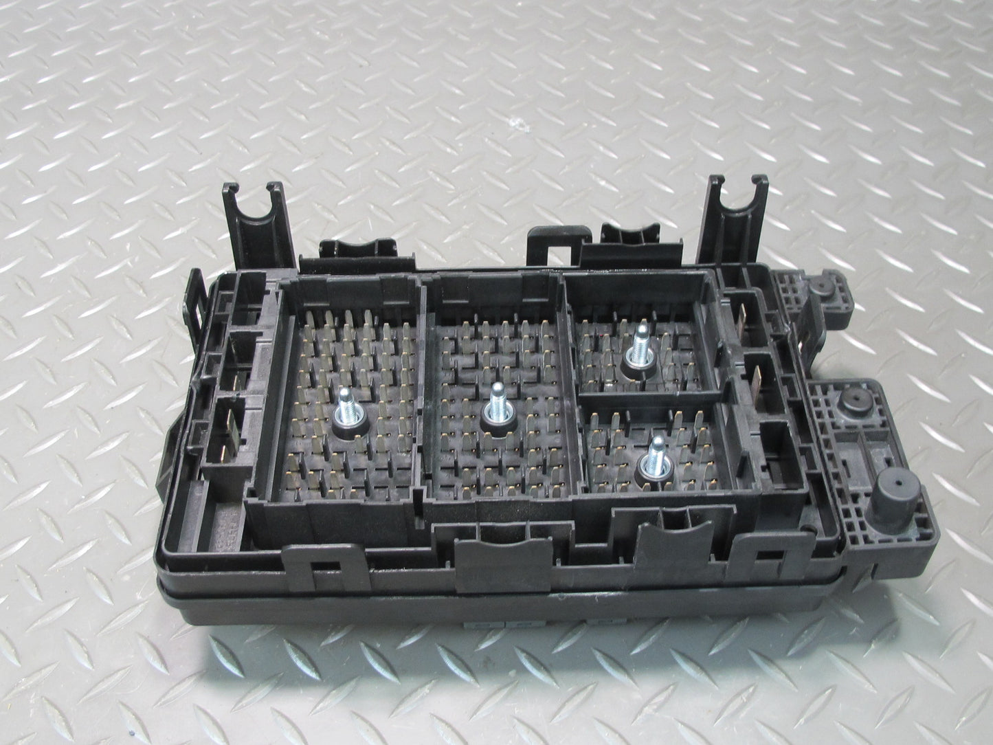 05-06 Chevrolet SSR 6.0L LS2 A/T Engine Bay Relay Fuse Box OEM