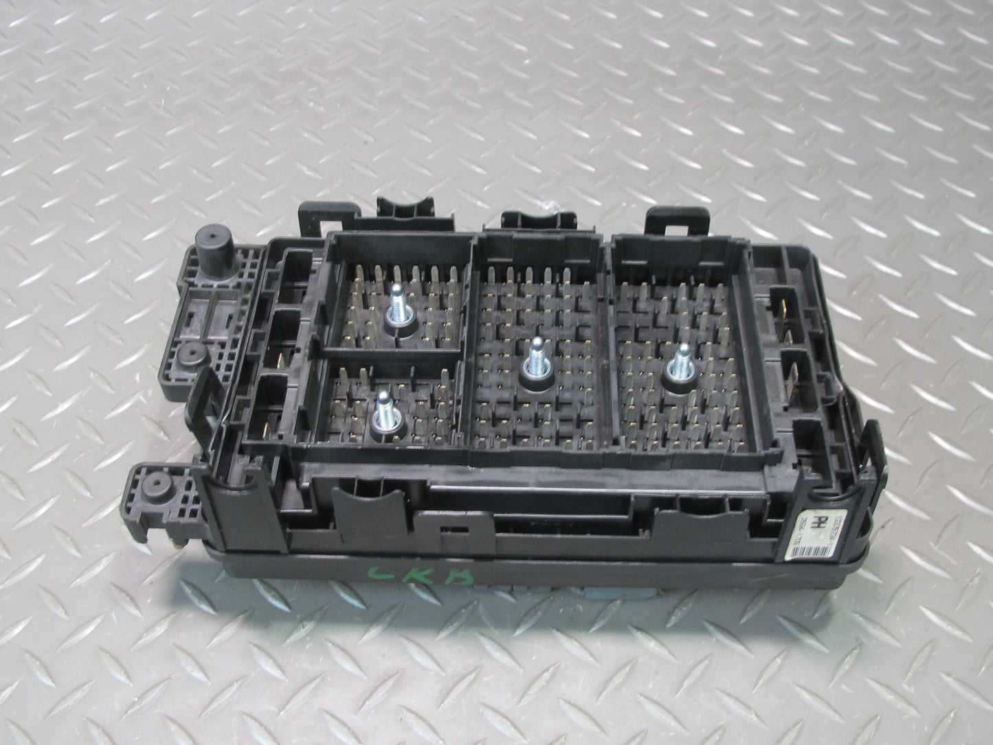 05-06 Chevrolet SSR 6.0L LS2 A/T Engine Bay Relay Fuse Box OEM