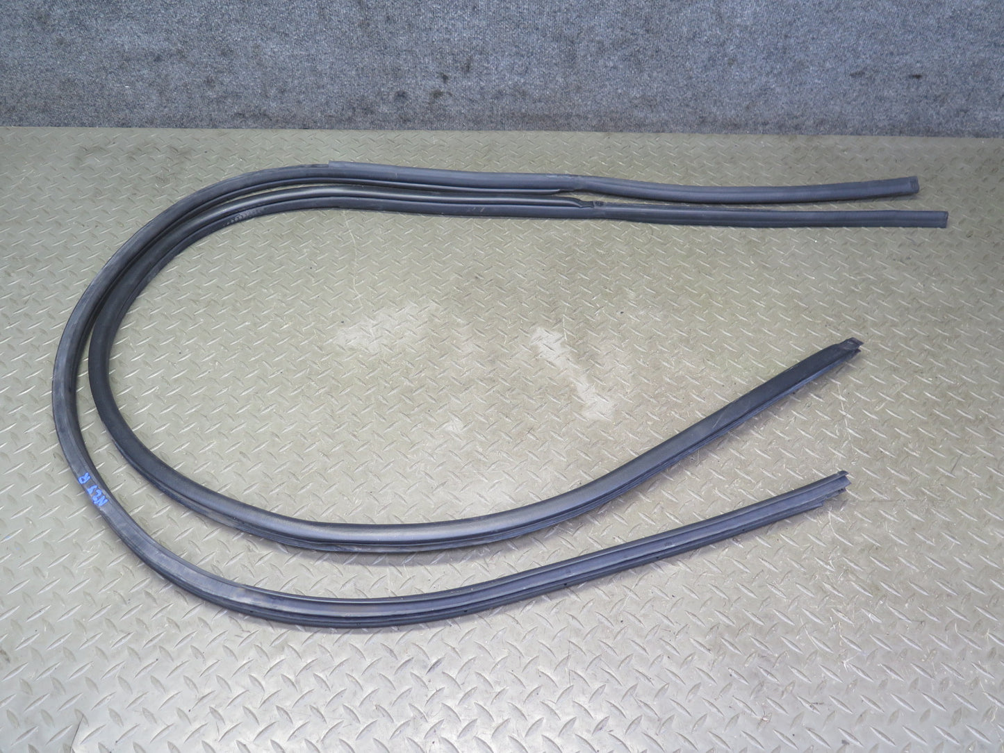 04-09 Nissan 350Z Convertible Left & Right Door Weatherstrip Rubber Seal Set OEM