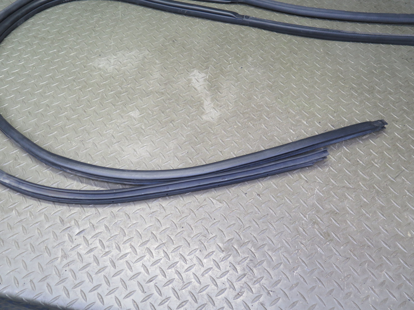 04-09 Nissan 350Z Convertible Left & Right Door Weatherstrip Rubber Seal Set OEM