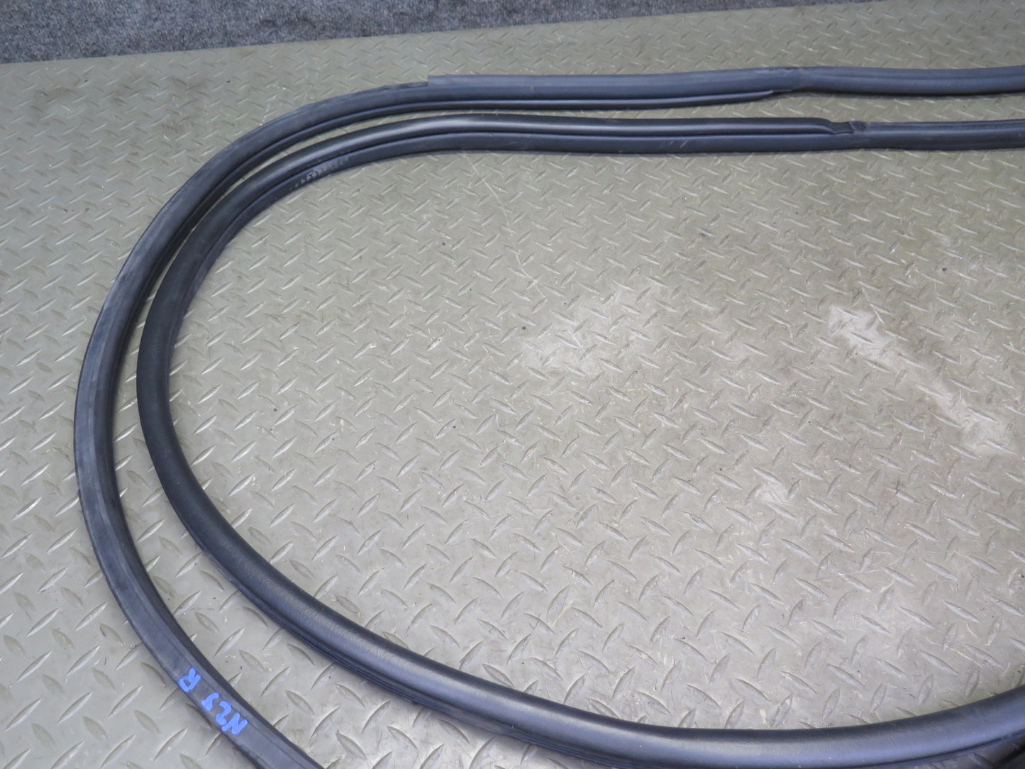 04-09 Nissan 350Z Convertible Left & Right Door Weatherstrip Rubber Seal Set OEM