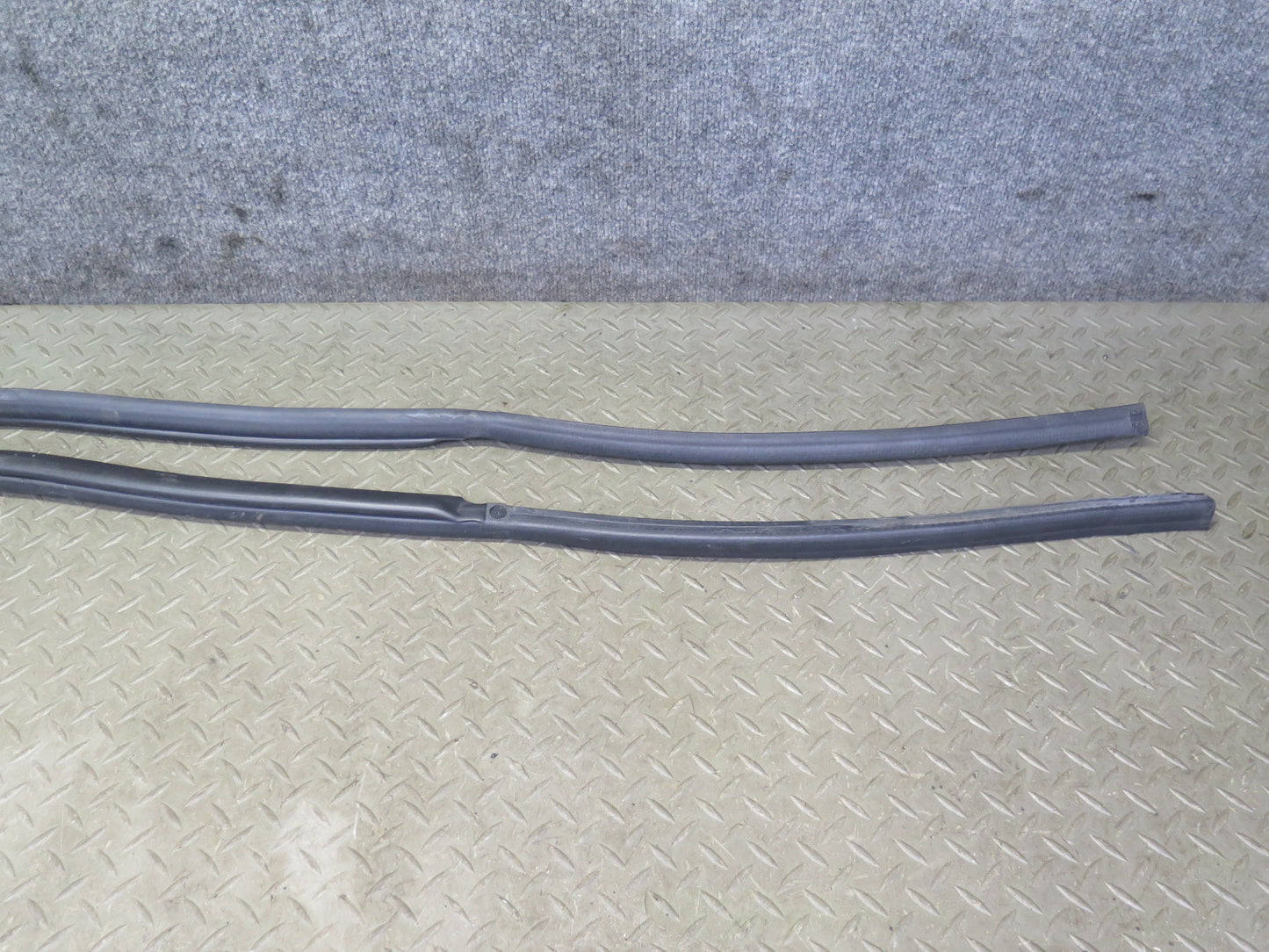 04-09 Nissan 350Z Convertible Left & Right Door Weatherstrip Rubber Seal Set OEM