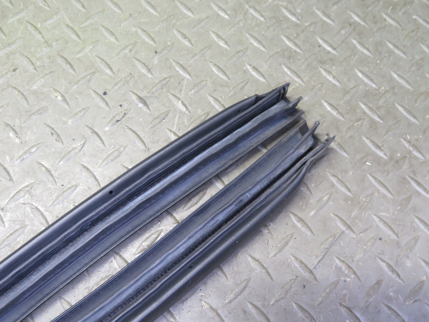 04-09 Nissan 350Z Convertible Left & Right Door Weatherstrip Rubber Seal Set OEM