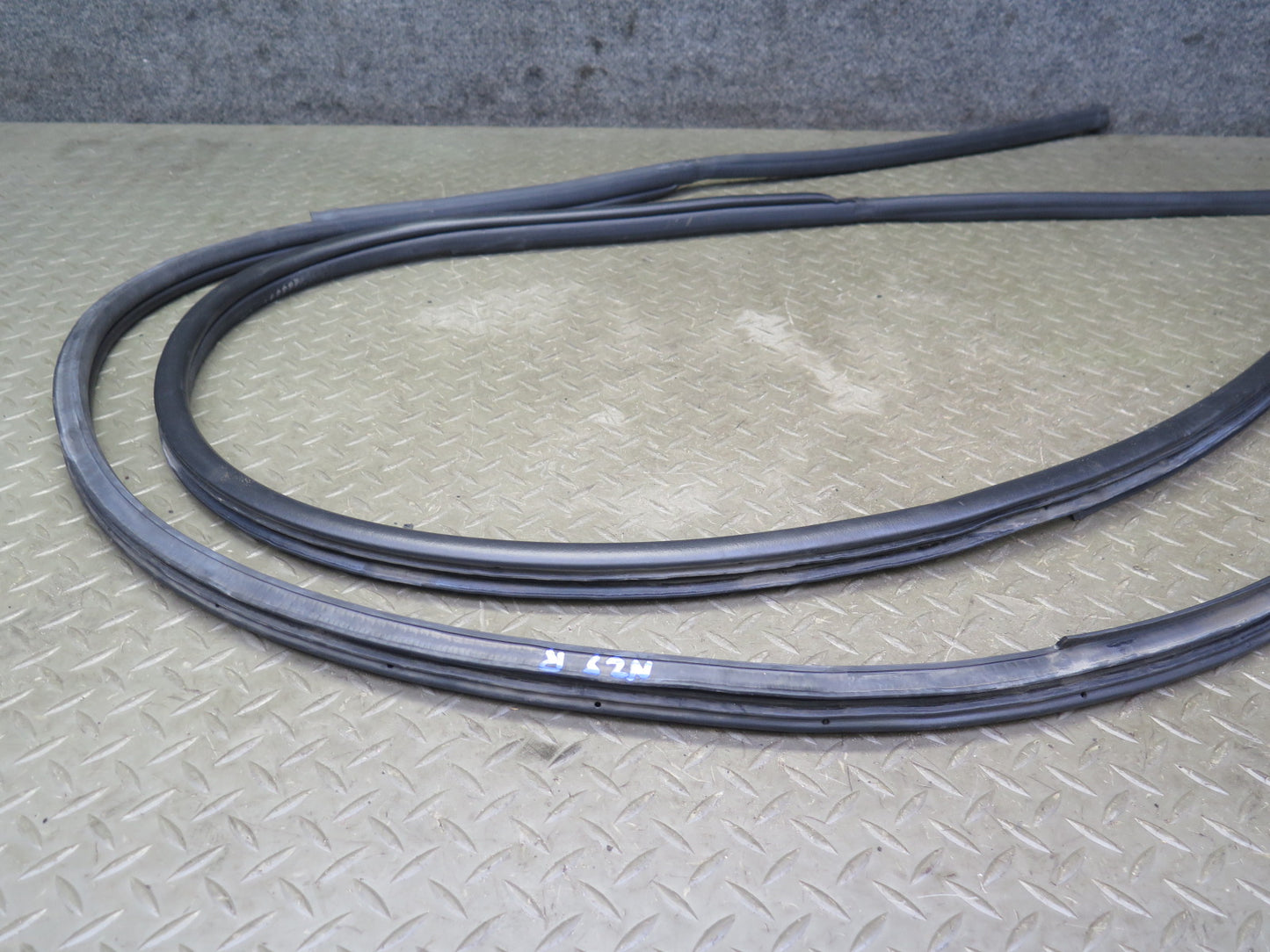 04-09 Nissan 350Z Convertible Left & Right Door Weatherstrip Rubber Seal Set OEM