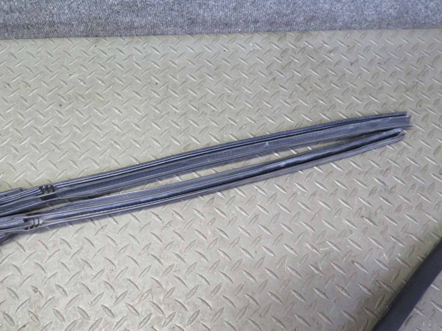 04-09 Nissan 350Z Convertible Left & Right Door Weatherstrip Rubber Seal Set OEM