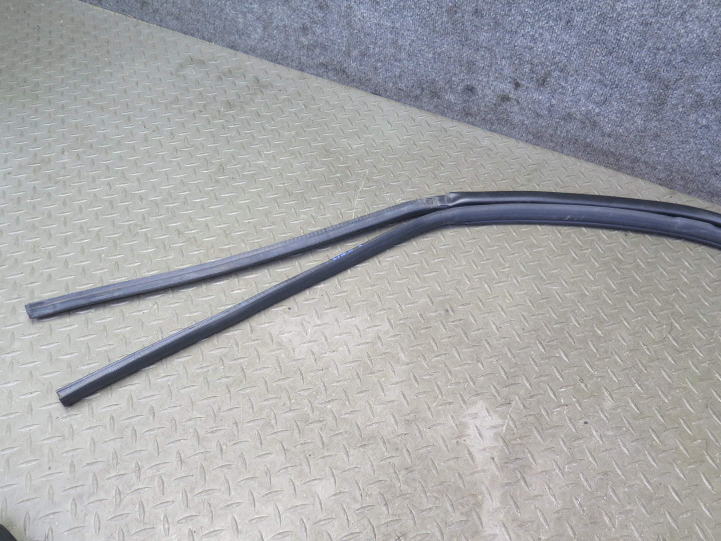 04-09 Nissan 350Z Convertible Left & Right Door Weatherstrip Rubber Seal Set OEM