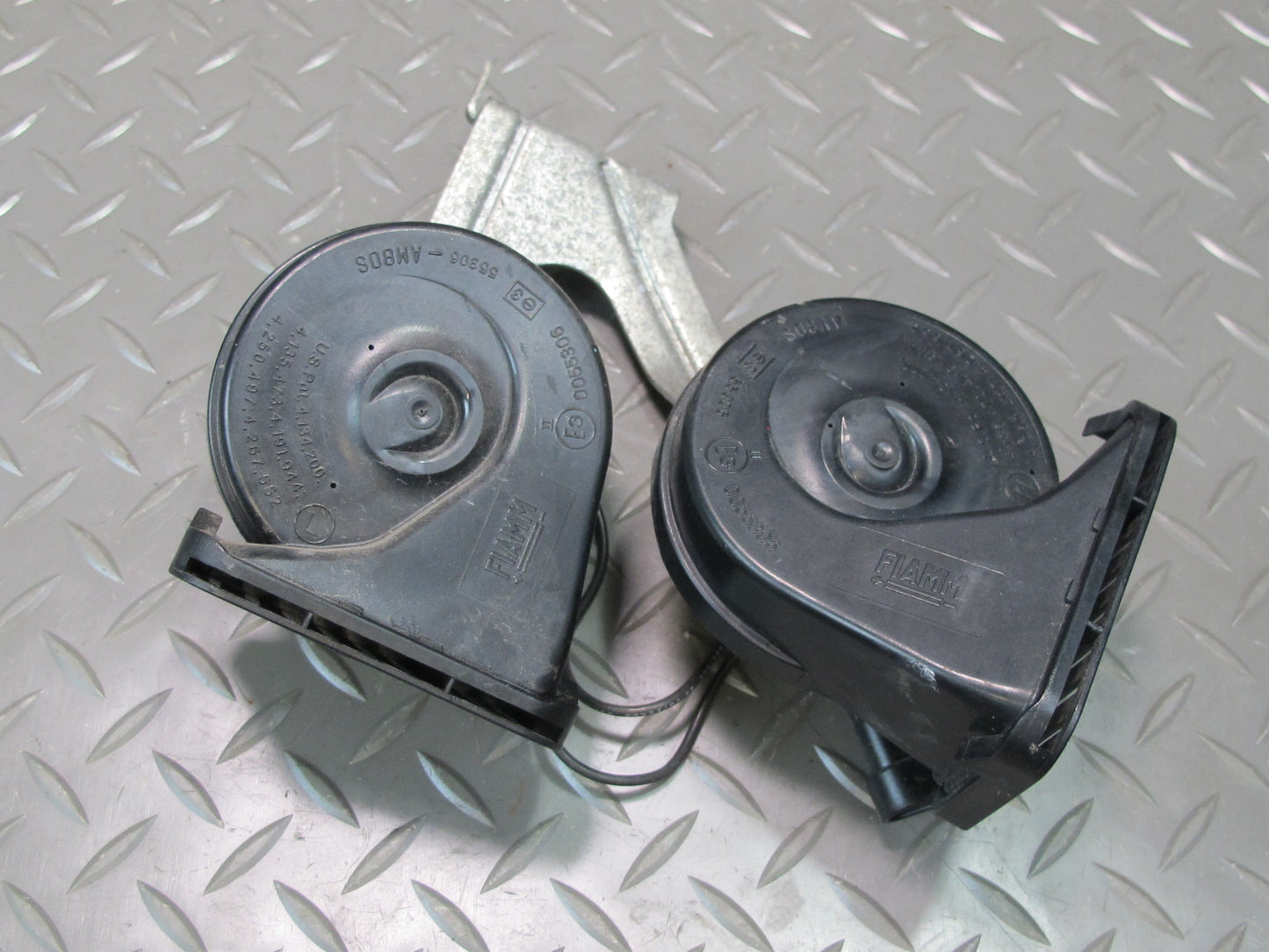 03-06 Chevrolet SSR High & Low Tone Note Horn Signal w Mount Bracket Assy OEM