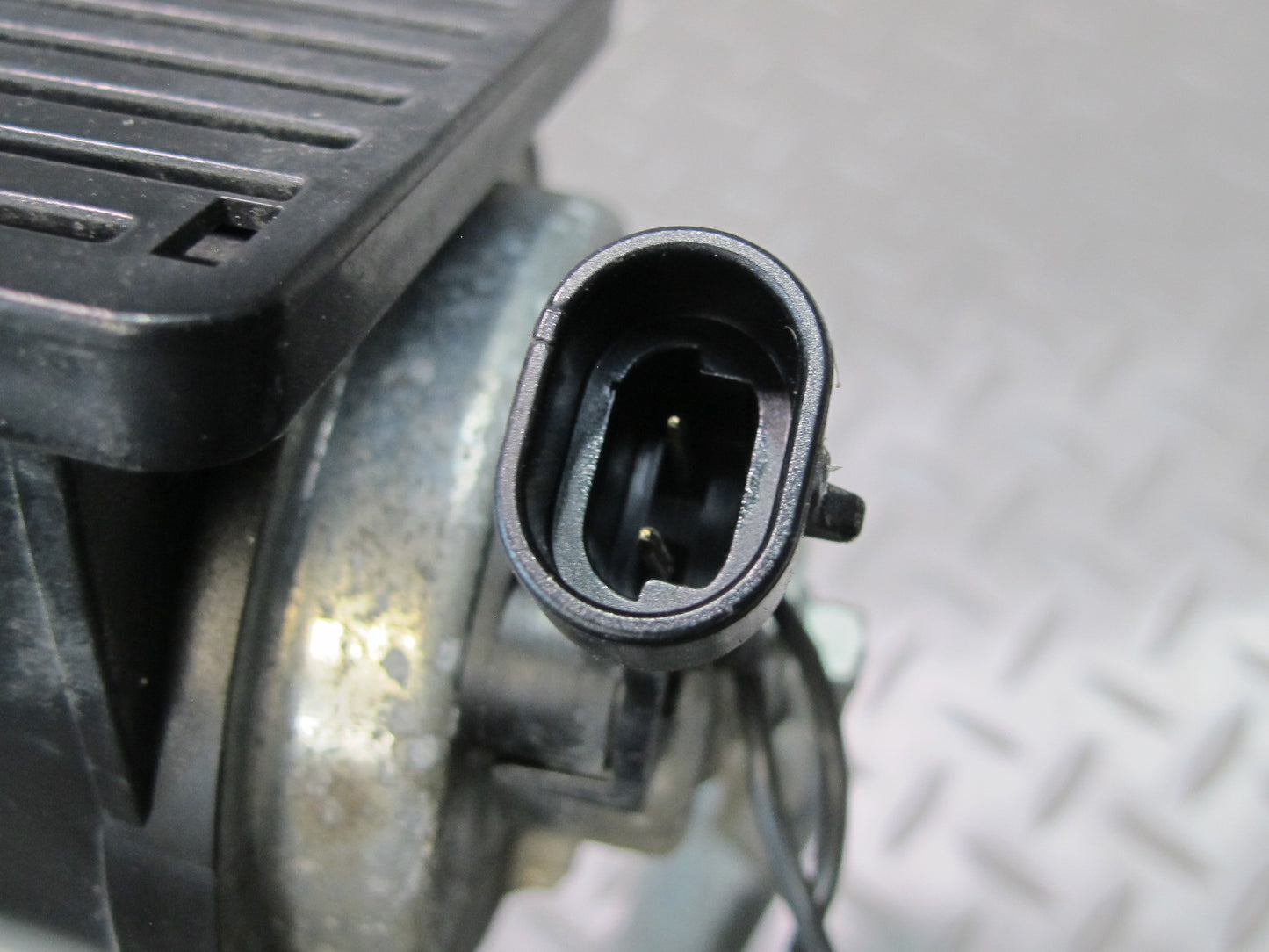 03-06 Chevrolet SSR High & Low Tone Note Horn Signal w Mount Bracket Assy OEM