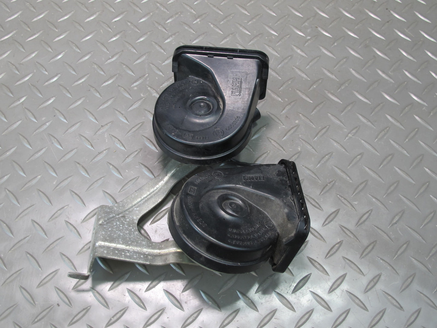 03-06 Chevrolet SSR High & Low Tone Note Horn Signal w Mount Bracket Assy OEM