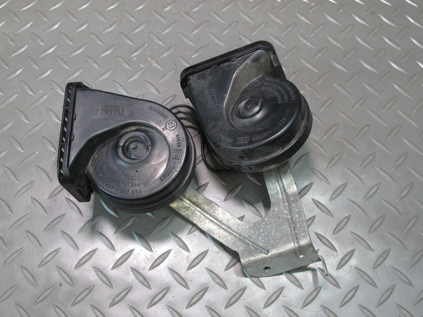 03-06 Chevrolet SSR High & Low Tone Note Horn Signal w Mount Bracket Assy OEM