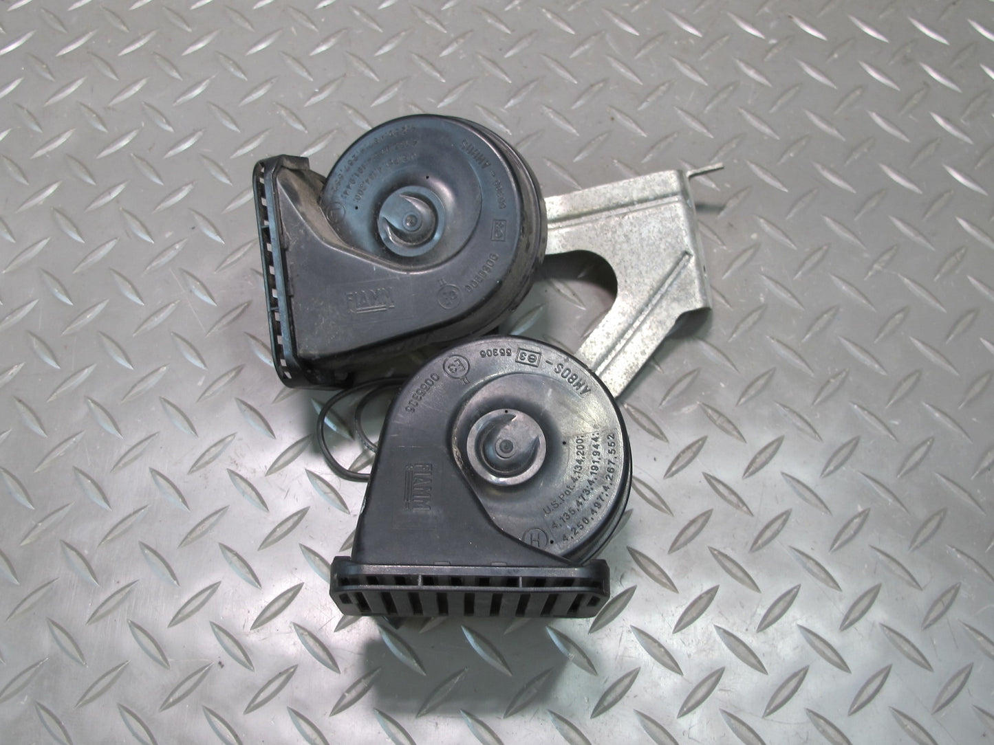 03-06 Chevrolet SSR High & Low Tone Note Horn Signal w Mount Bracket Assy OEM