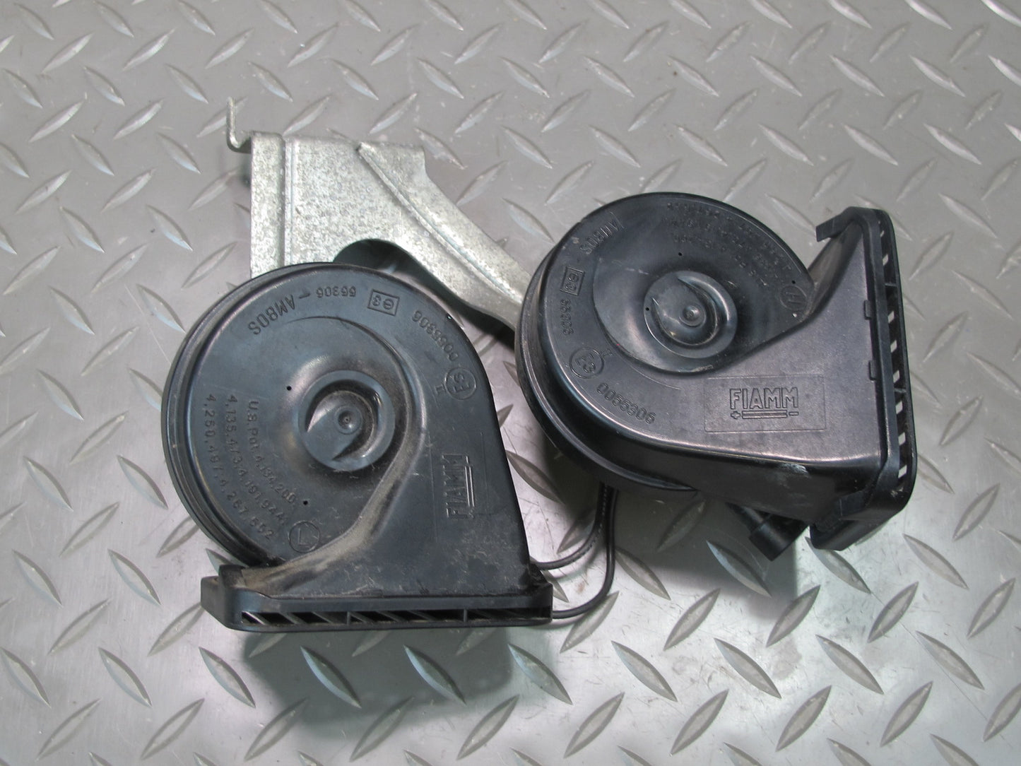 03-06 Chevrolet SSR High & Low Tone Note Horn Signal w Mount Bracket Assy OEM