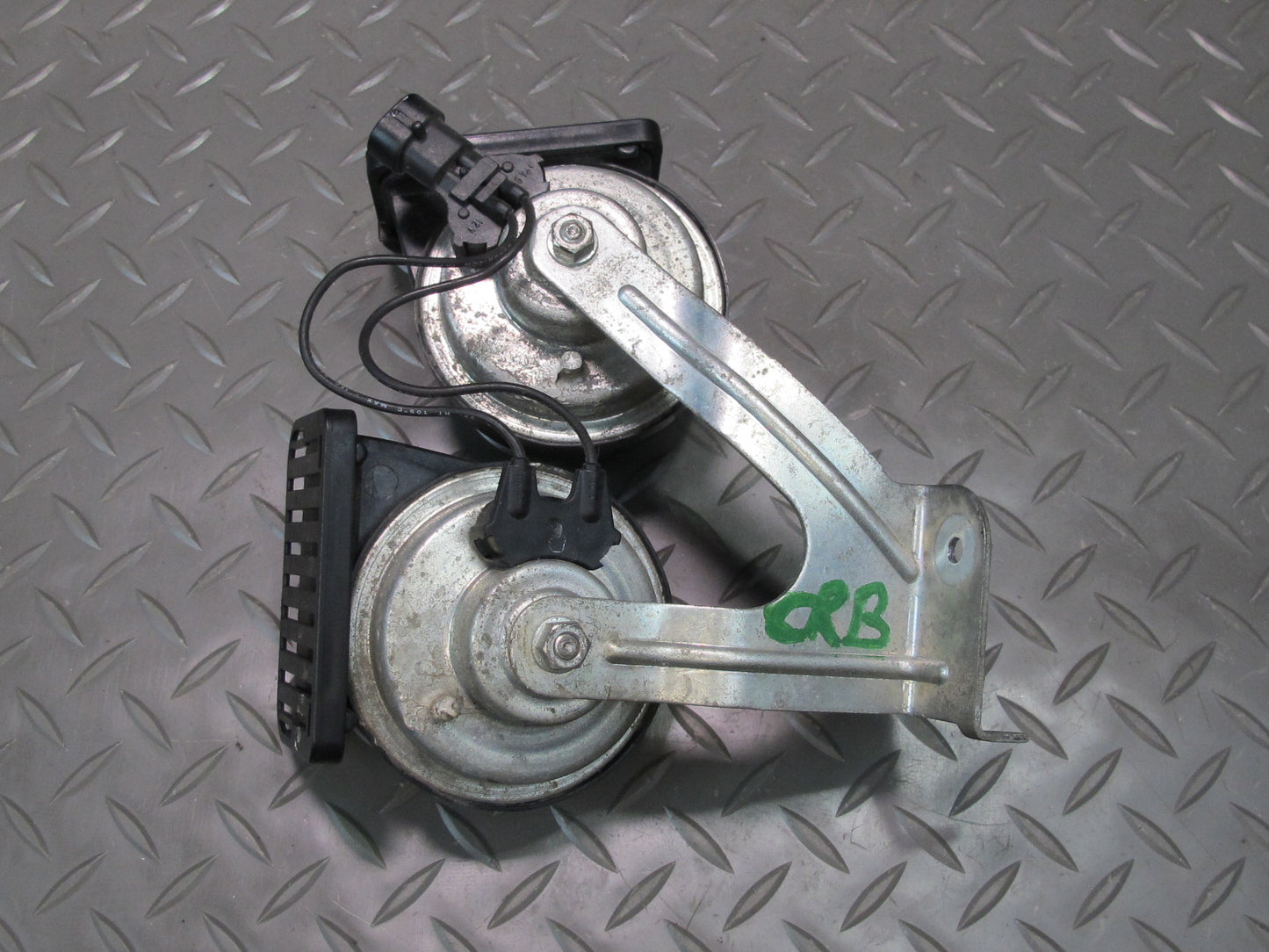 03-06 Chevrolet SSR High & Low Tone Note Horn Signal w Mount Bracket Assy OEM