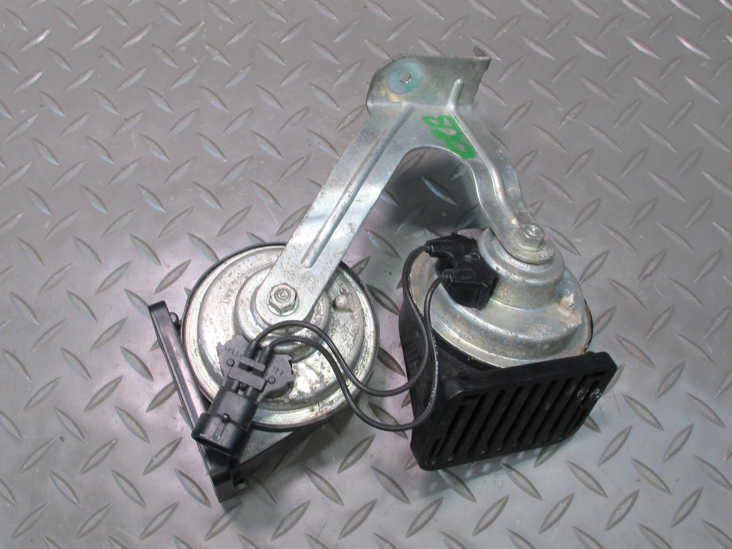 03-06 Chevrolet SSR High & Low Tone Note Horn Signal w Mount Bracket Assy OEM