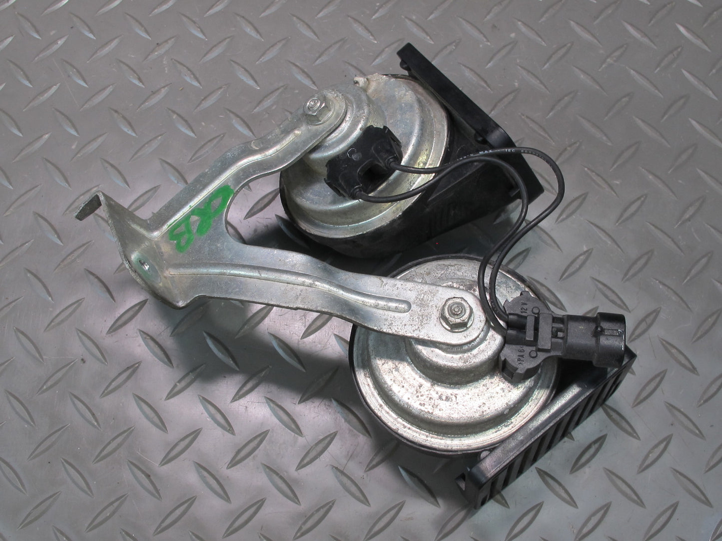 03-06 Chevrolet SSR High & Low Tone Note Horn Signal w Mount Bracket Assy OEM