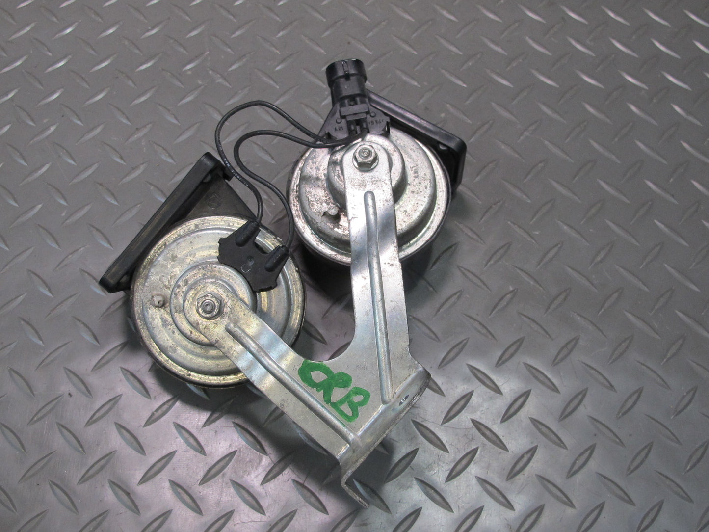 03-06 Chevrolet SSR High & Low Tone Note Horn Signal w Mount Bracket Assy OEM