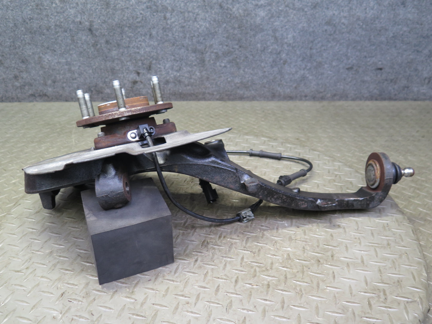 03-06 Chevrolet SSR Front Left Spindle Knuckle Wheel Hub Bearing OEM