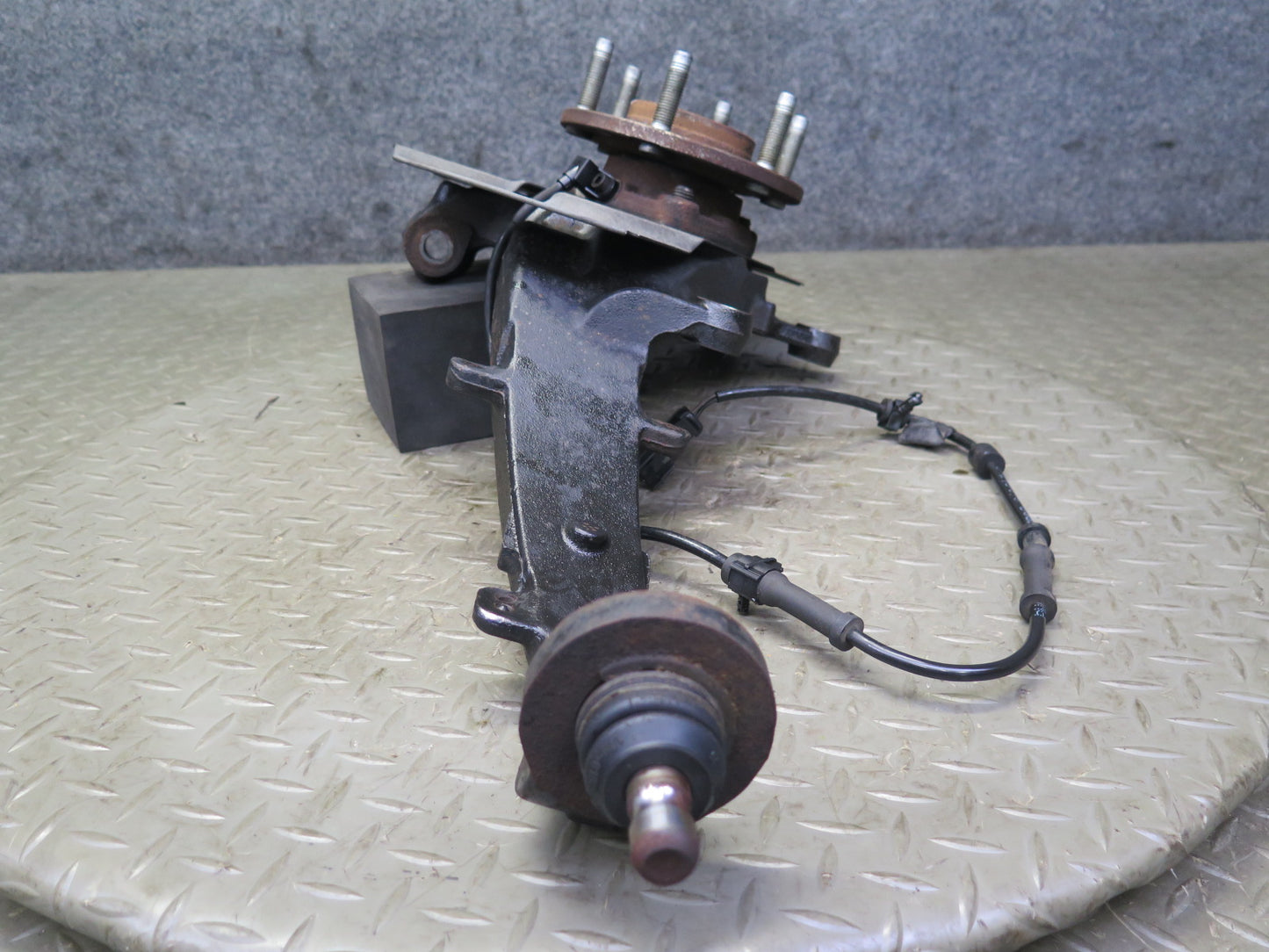 03-06 Chevrolet SSR Front Left Spindle Knuckle Wheel Hub Bearing OEM