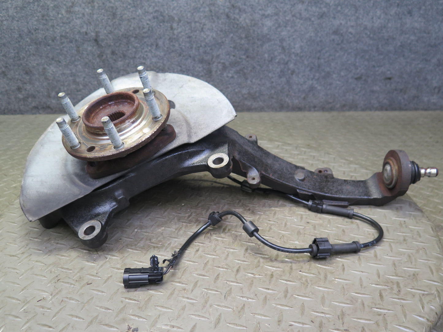 03-06 Chevrolet SSR Front Right Spindle Knuckle Wheel Hub Bearing OEM