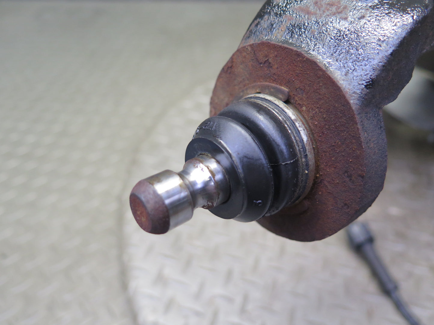 03-06 Chevrolet SSR Front Right Spindle Knuckle Wheel Hub Bearing OEM