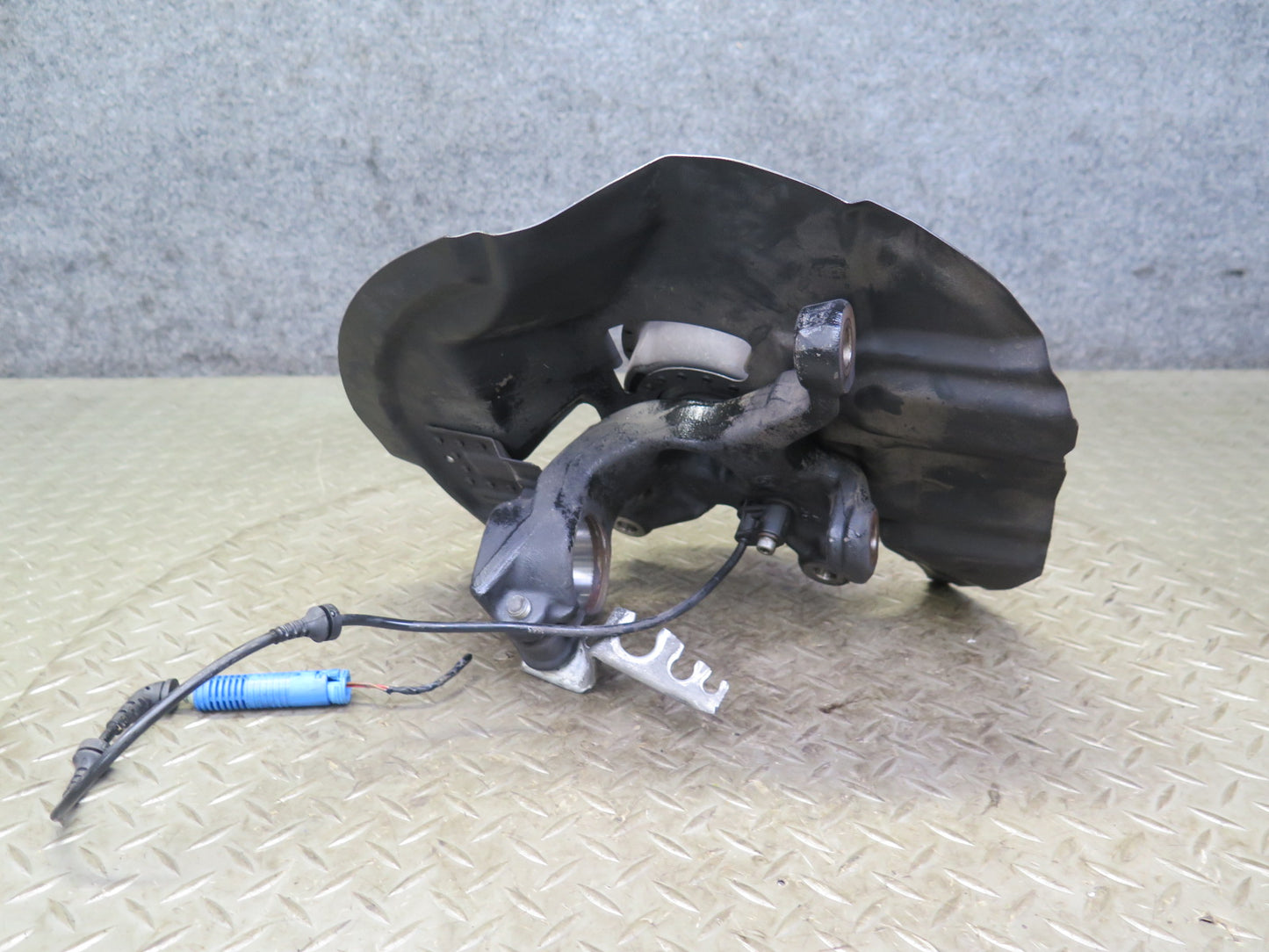 02-06 BMW E46 330i 330ci RWD Front Left Spindle Knuckle Wheel Hub Bearing OEM