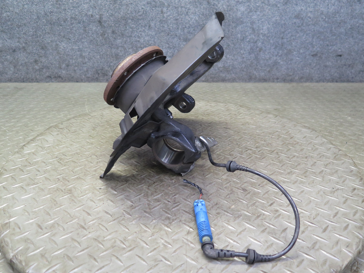 02-06 BMW E46 330i 330ci RWD Front Left Spindle Knuckle Wheel Hub Bearing OEM