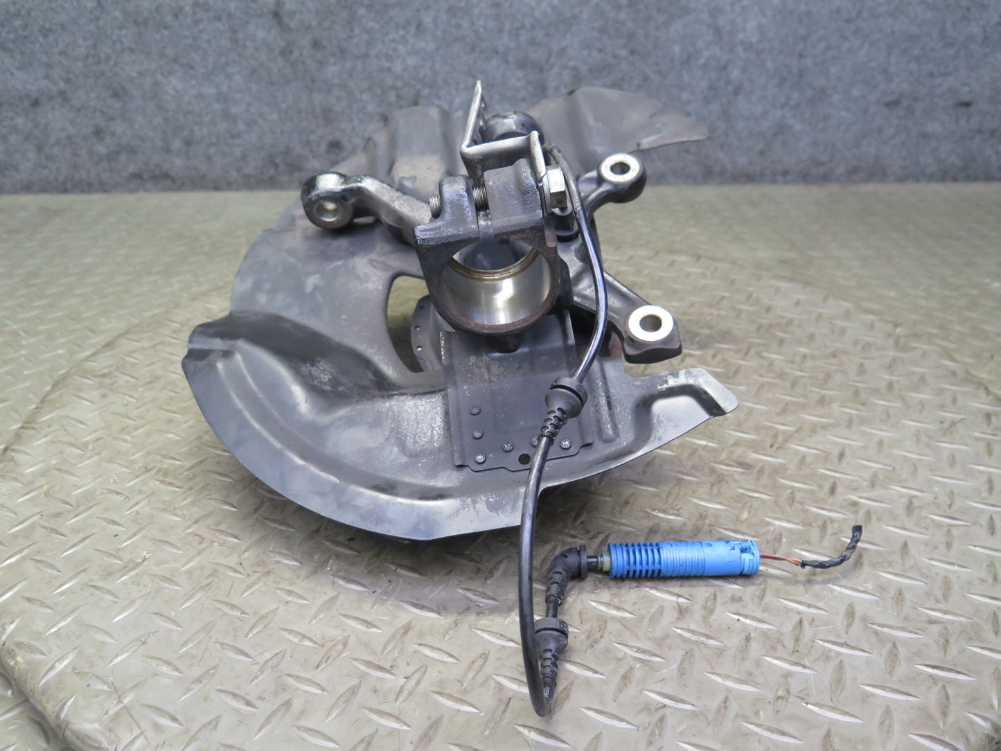 02-06 BMW E46 330i 330ci RWD Front Left Spindle Knuckle Wheel Hub Bearing OEM