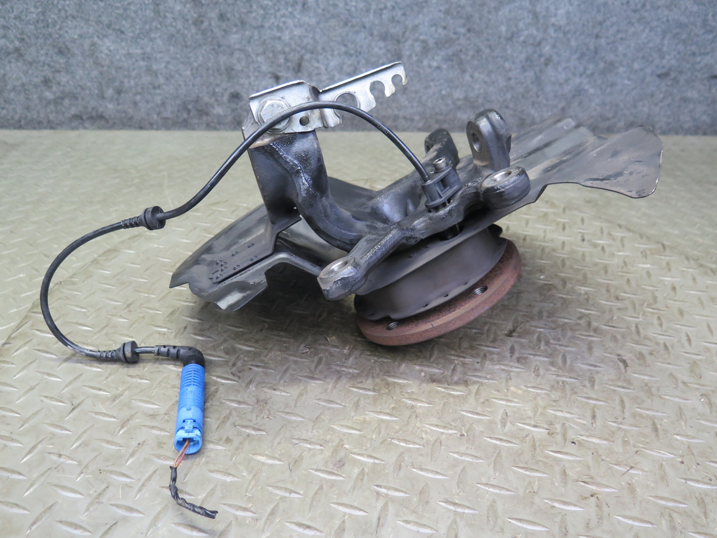 02-06 BMW E46 330i 330ci RWD Front Left Spindle Knuckle Wheel Hub Bearing OEM