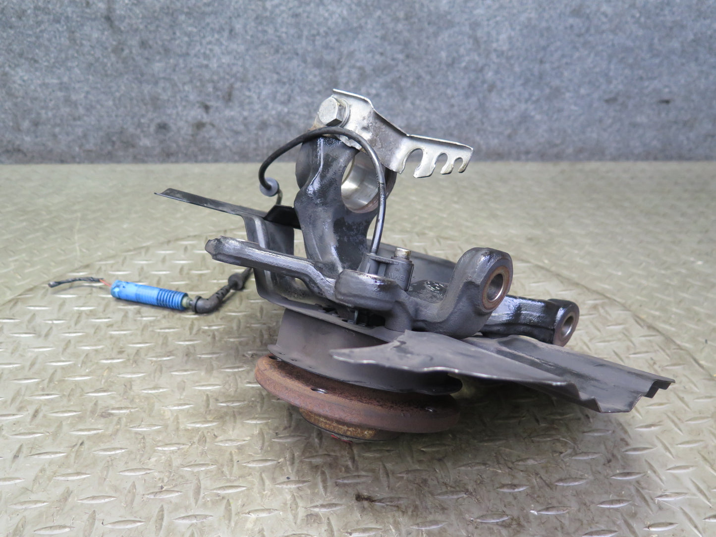 02-06 BMW E46 330i 330ci RWD Front Left Spindle Knuckle Wheel Hub Bearing OEM