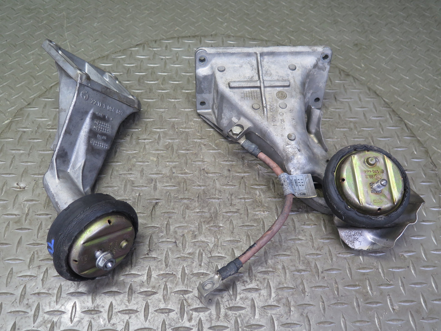 01-06 BMW E46 330Ci M54 Set of 2 Engine Left & Right Motor Mount Support OEM