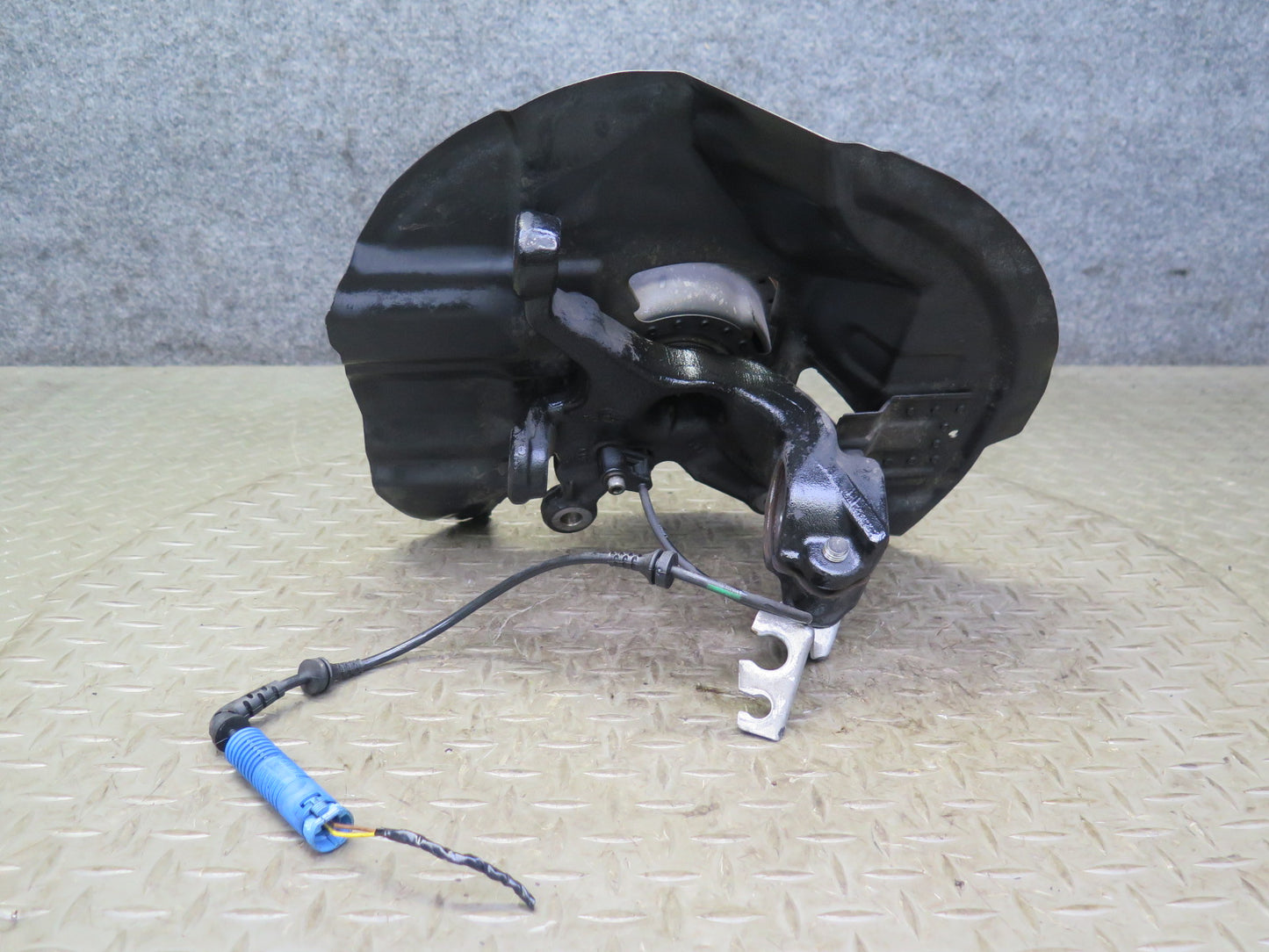 02-06 BMW E46 330i 330ci RWD Front Right Spindle Knuckle Wheel Hub Bearing OEM