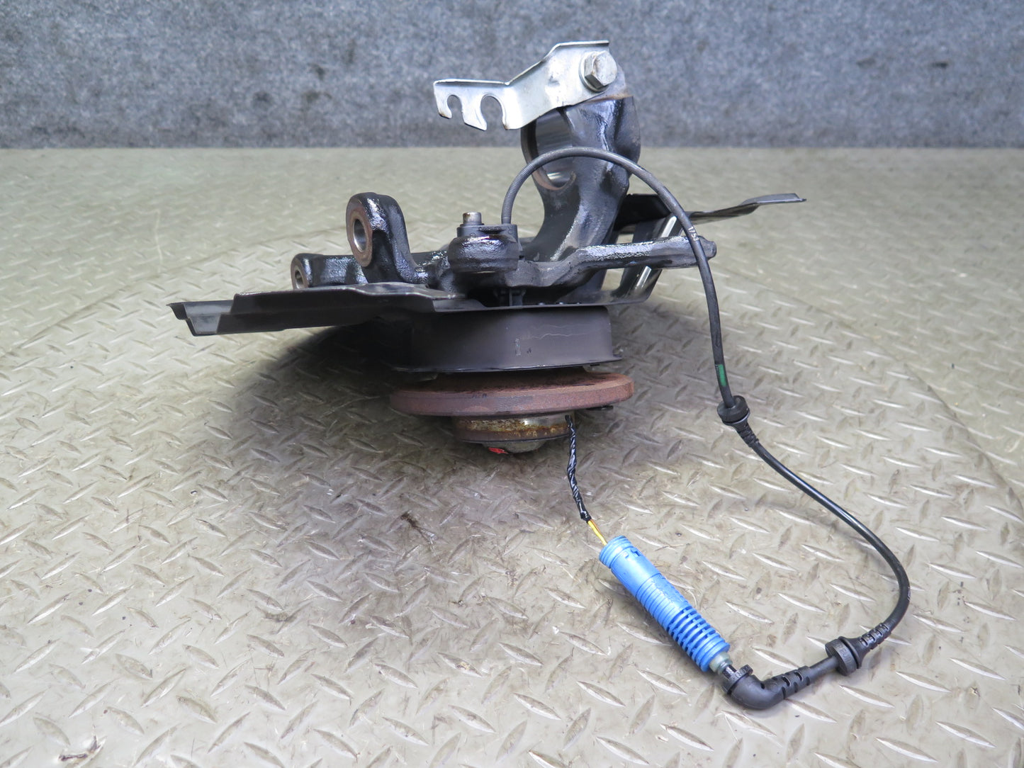 02-06 BMW E46 330i 330ci RWD Front Right Spindle Knuckle Wheel Hub Bearing OEM