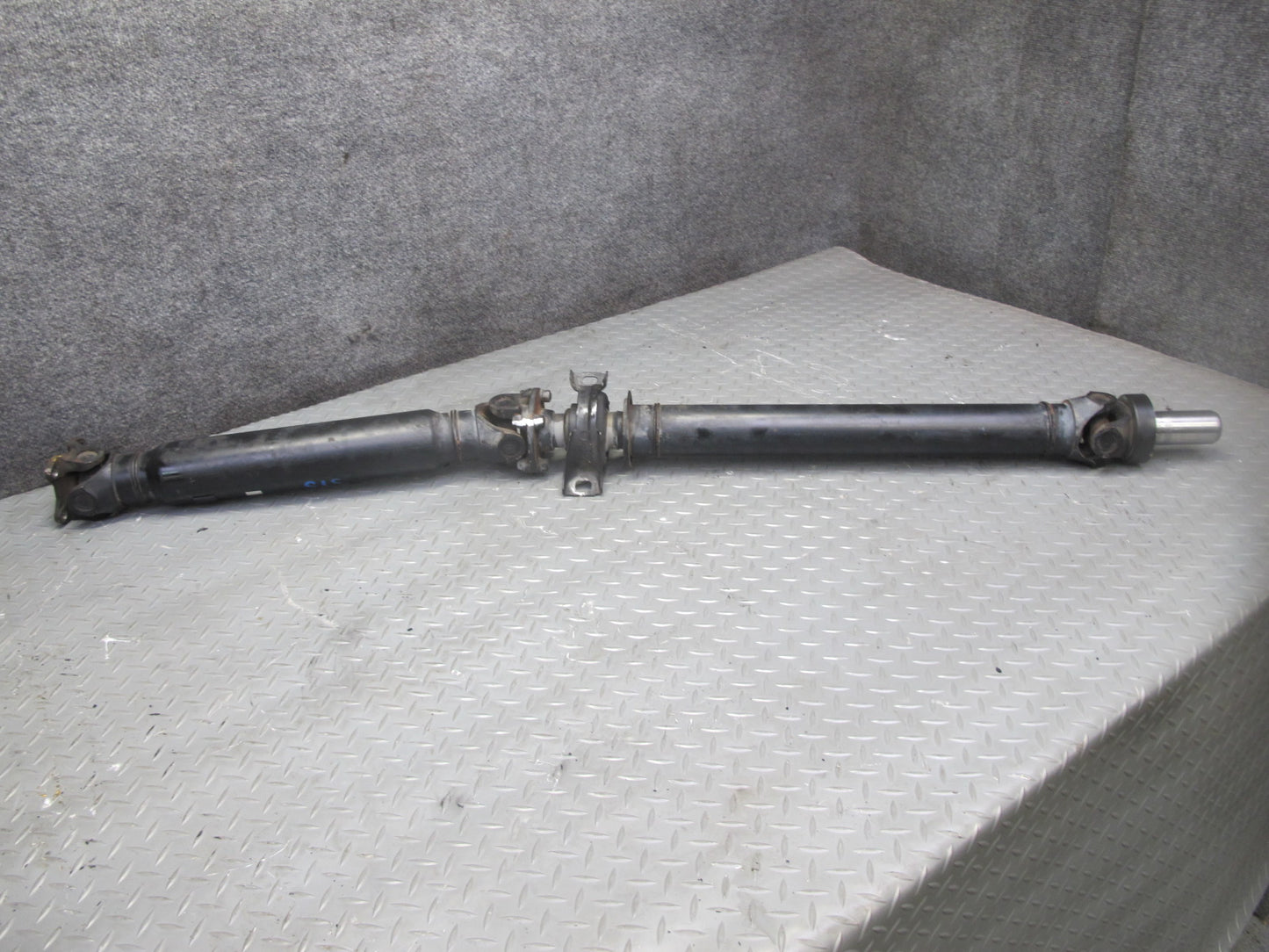 01-05 Lexus JCE10L IS300 Sedan A/T Rear Drive Shaft Driveshaft OEM