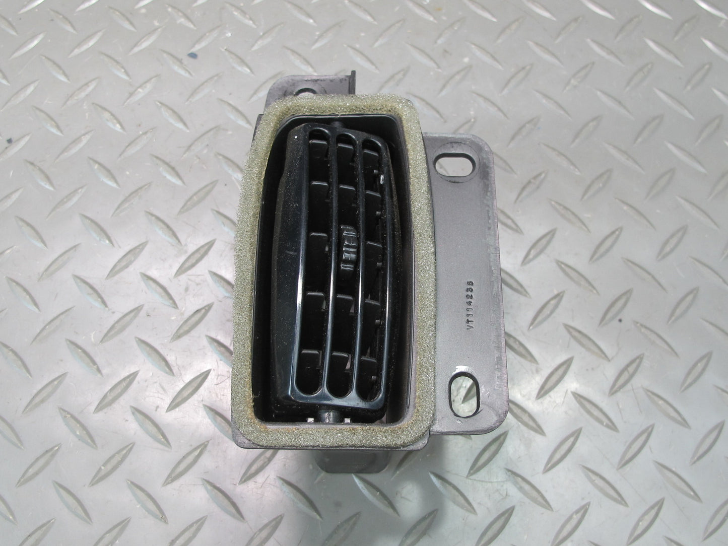 03-06 Chevrolet SSR Dash Dashboard Center Right Air Vent Grille OEM