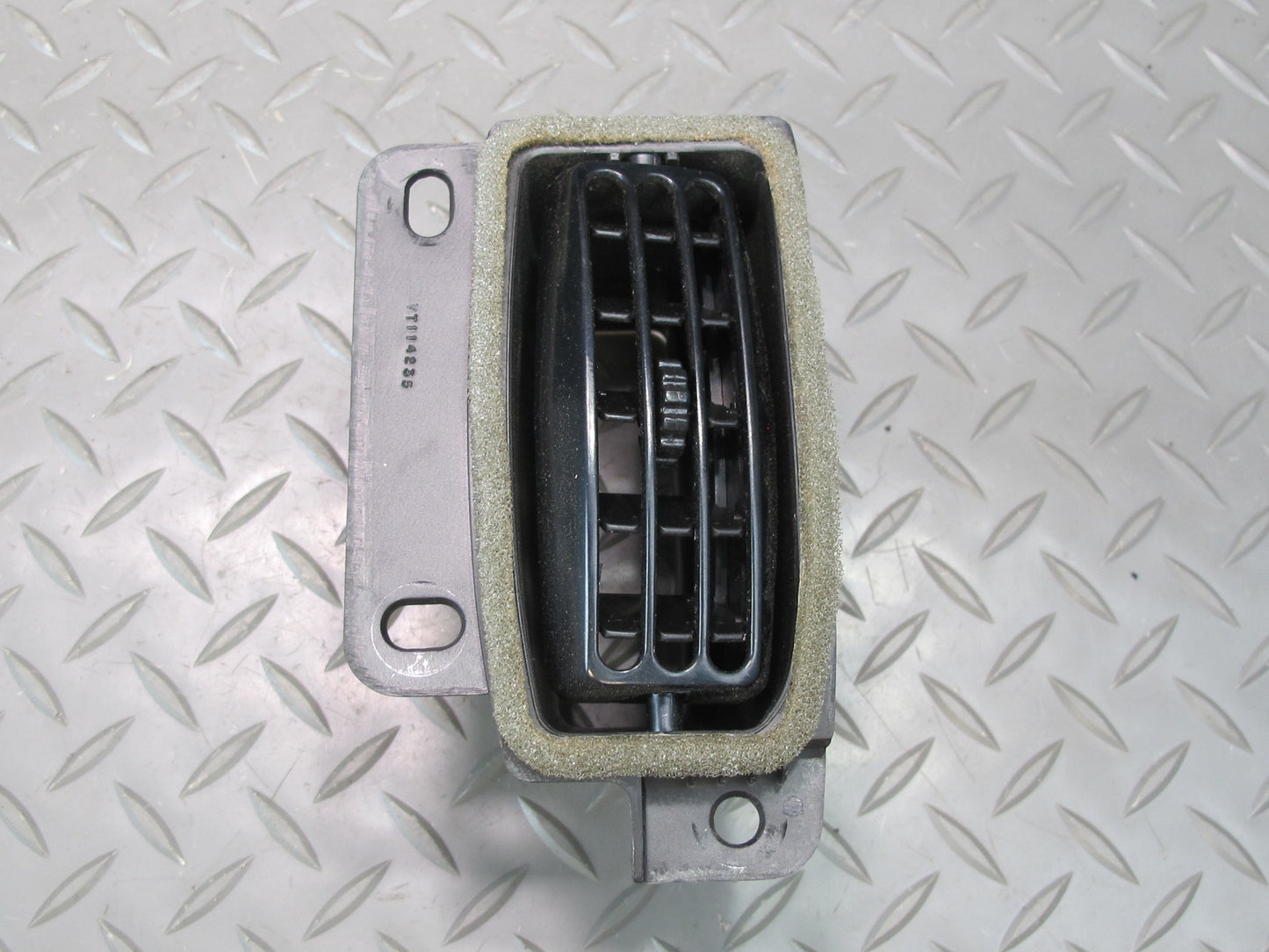 03-06 Chevrolet SSR Dash Dashboard Center Right Air Vent Grille OEM