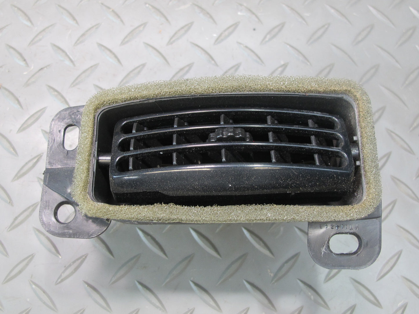 03-06 Chevrolet SSR Dash Dashboard Center Left Air Vent Grille OEM