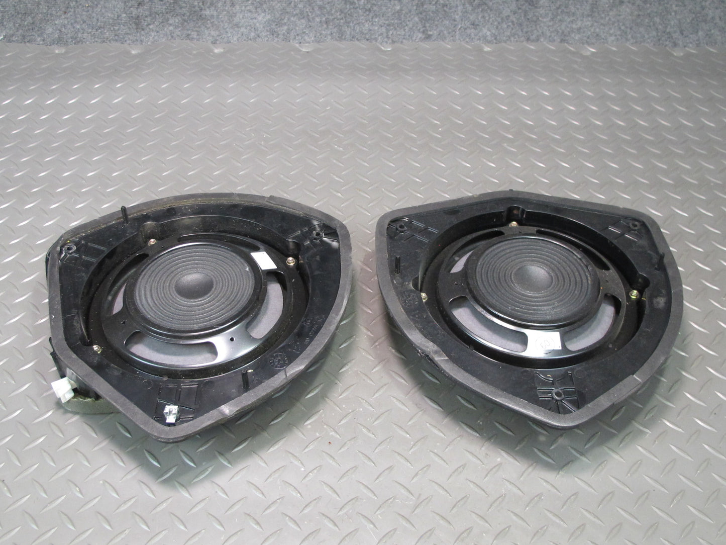 03-06 Chevrolet SSR Set of 2 Front Left & Right Door Bose Woofer Speaker OEM