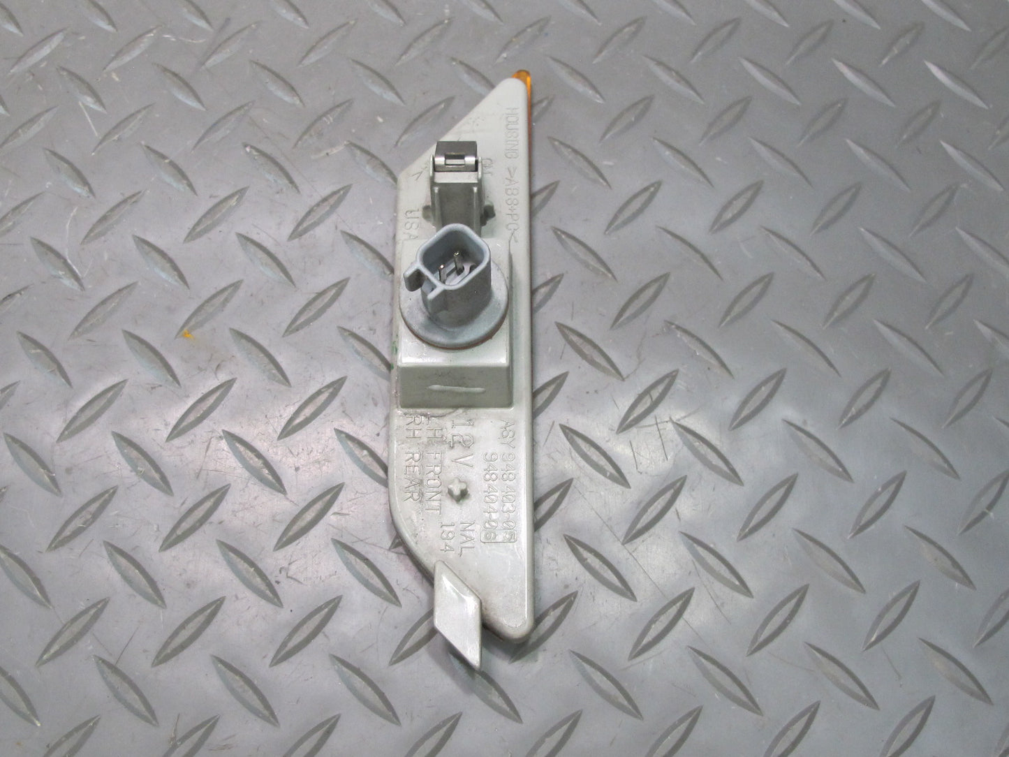 03-06 Chevrolet SSR Set of 2 Front Bumper Left & Right Side Marker Light OEM