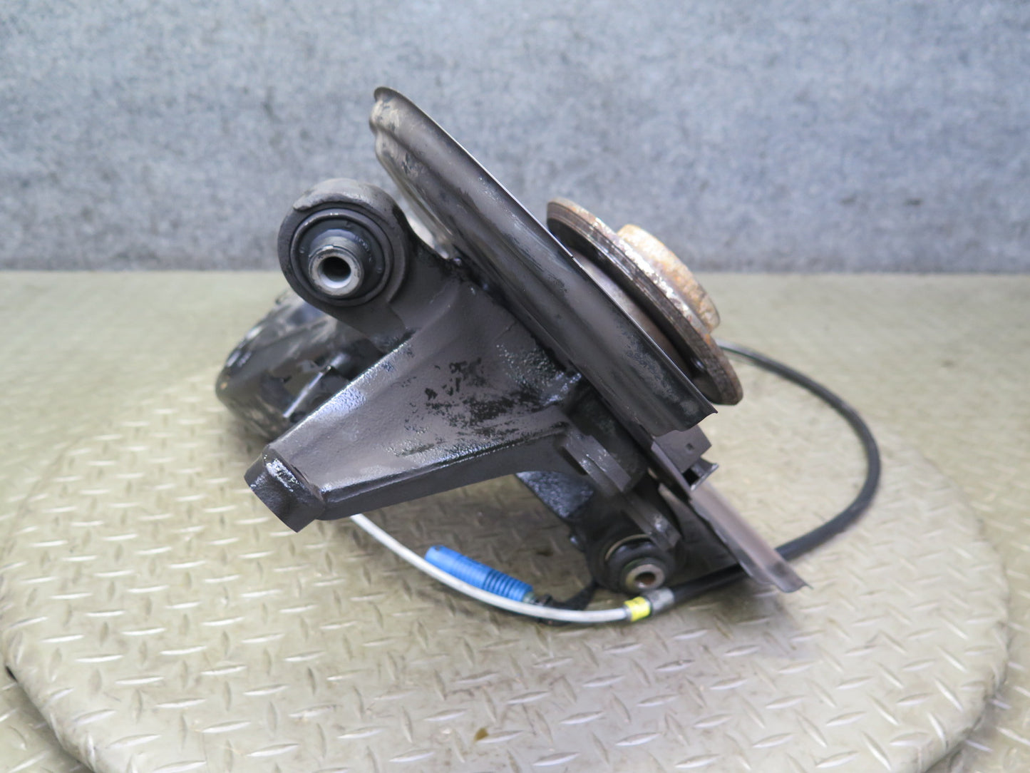 01-06 BMW E46 330ci RWD Rear Left Knuckle Wheel Hub Trailing Arm OEM