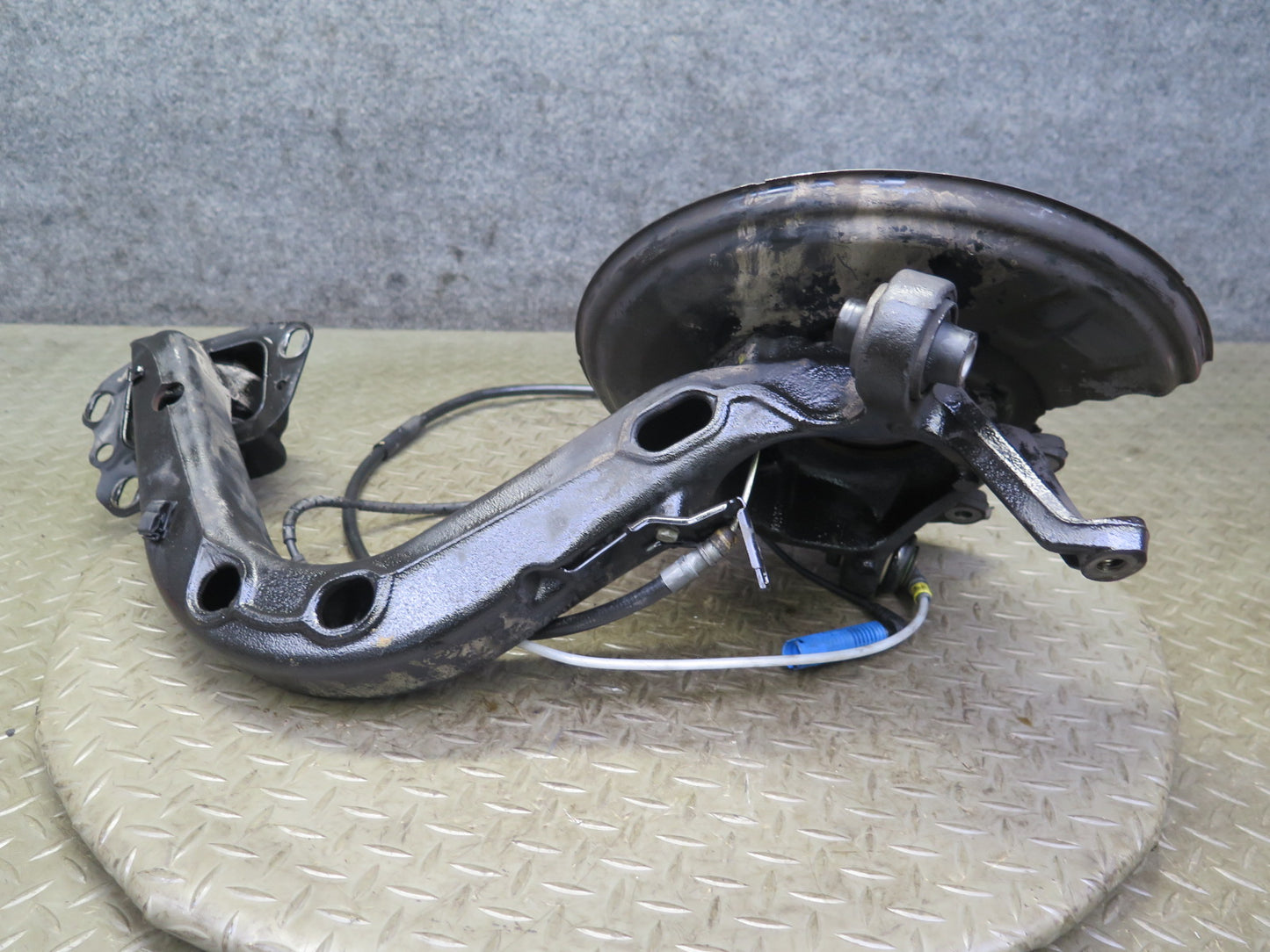 01-06 BMW E46 330ci RWD Rear Left Knuckle Wheel Hub Trailing Arm OEM