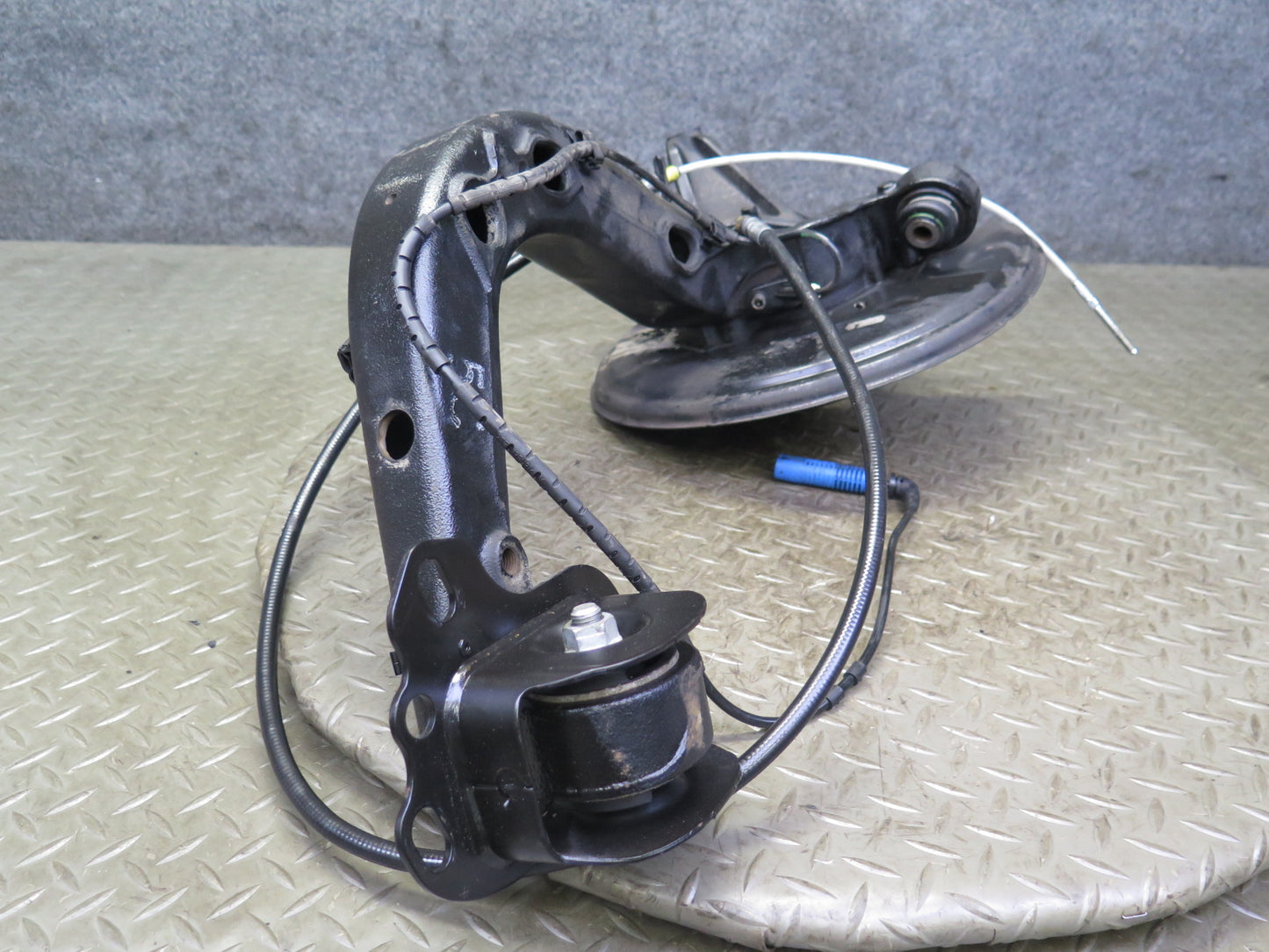 01-06 BMW E46 330ci RWD Rear Left Knuckle Wheel Hub Trailing Arm OEM