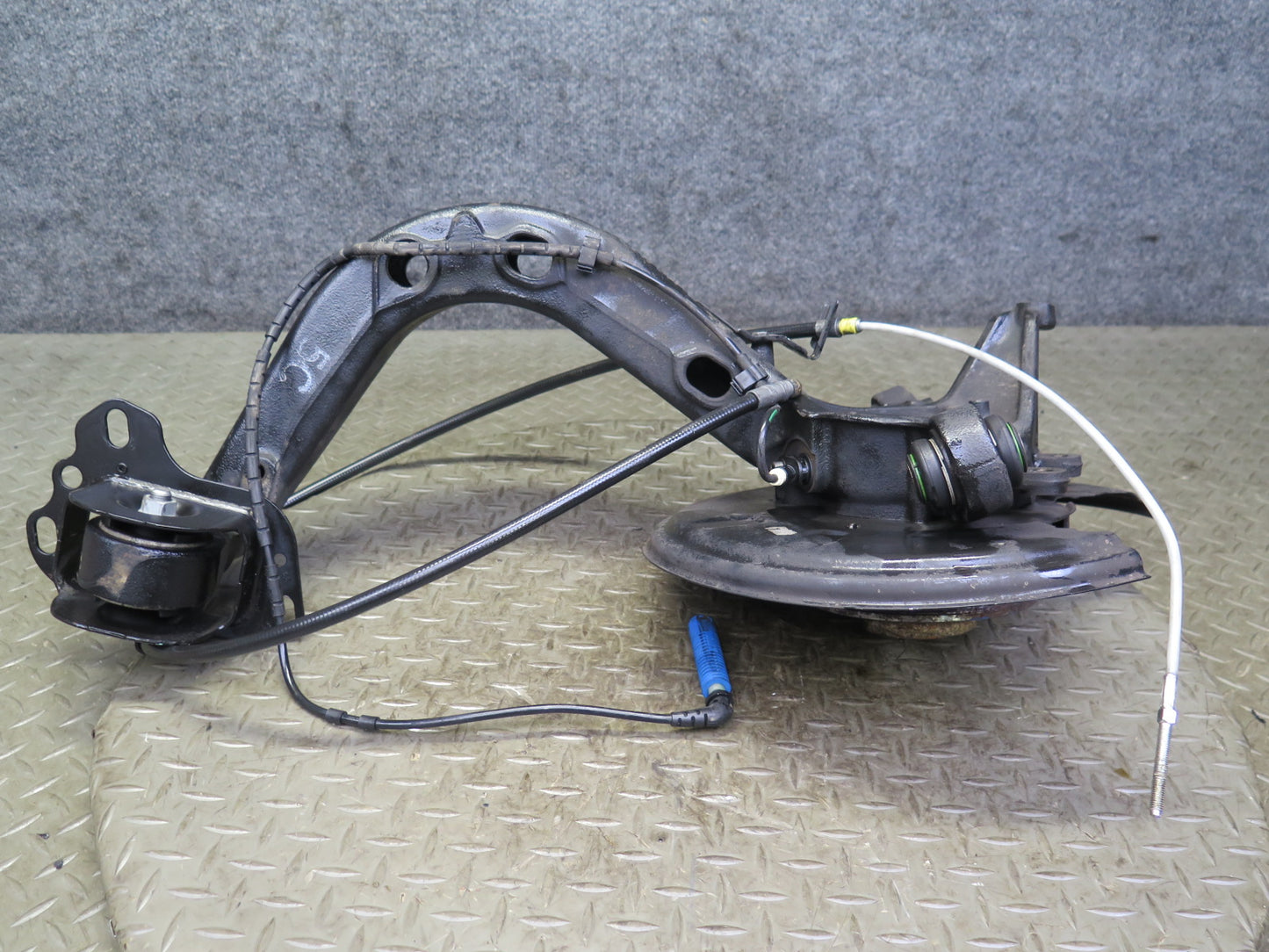 01-06 BMW E46 330ci RWD Rear Left Knuckle Wheel Hub Trailing Arm OEM