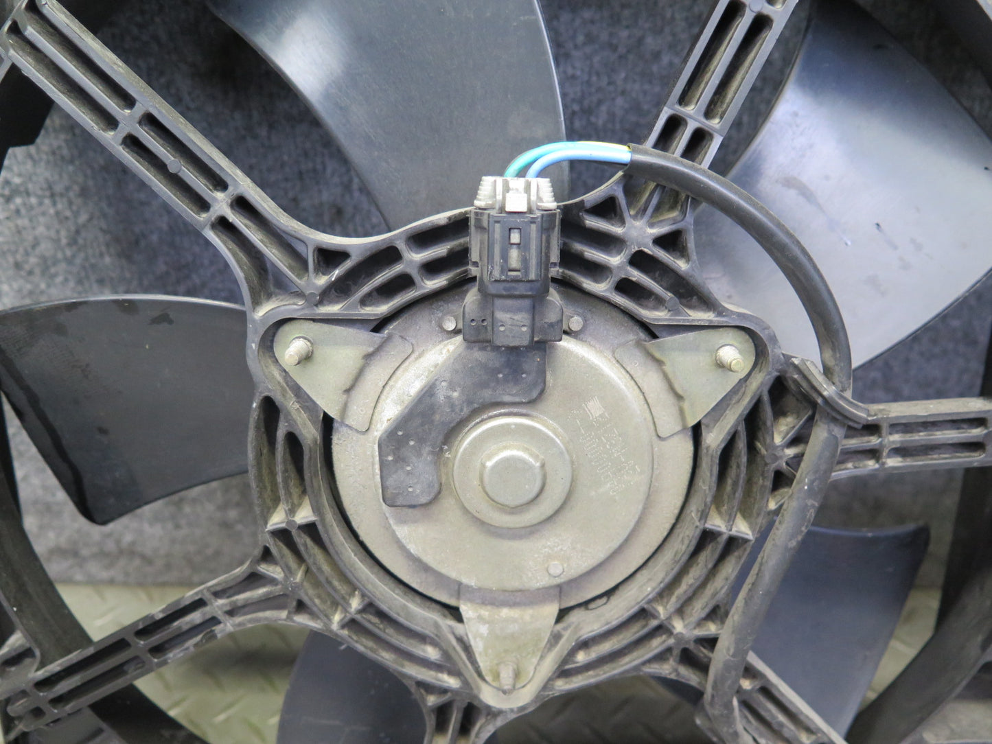 03-06 Nissan Z33 350Z Engine Cooling Fan Motor Shroud OEM