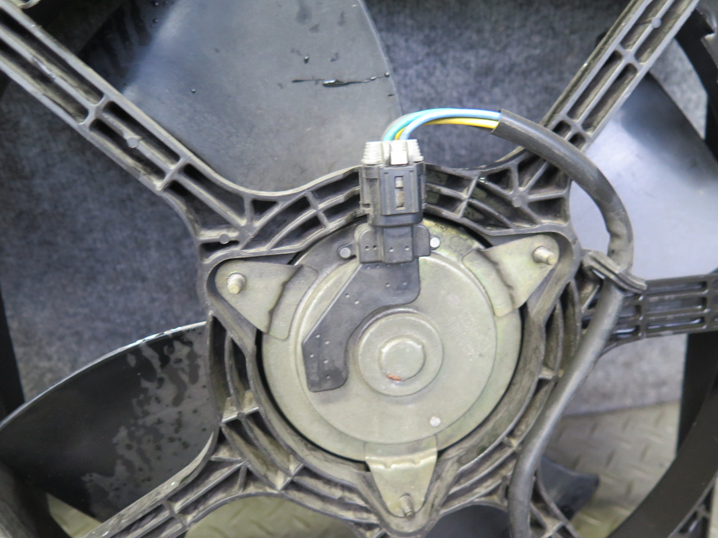 03-06 Nissan Z33 350Z Engine Cooling Fan Motor Shroud OEM