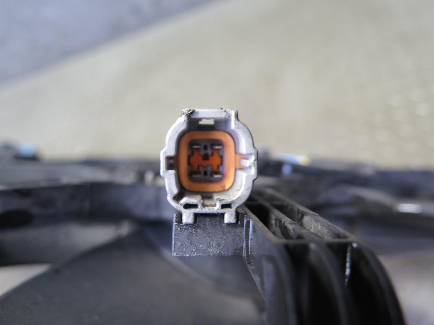 03-06 Nissan Z33 350Z Engine Cooling Fan Motor Shroud OEM